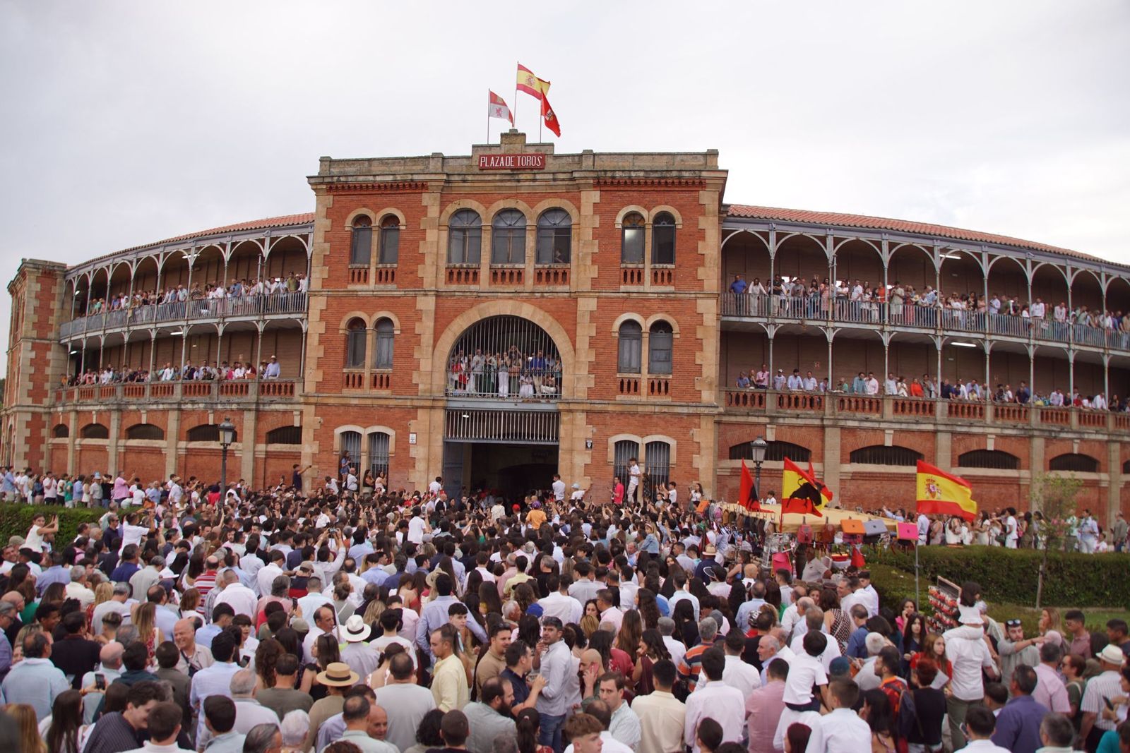 ambiente-en-los-tendidos-para-ver-el-mano-a-mano-de-morante-y-marco-perez-en-la-glorieta-por-san-juan-de-sahagun-6