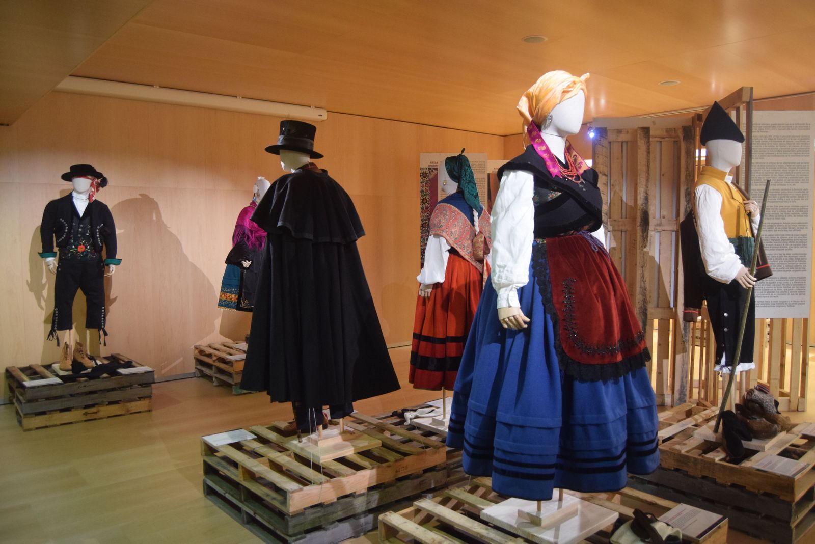 exposicion-de-trajes-regionales-grande-halago-26