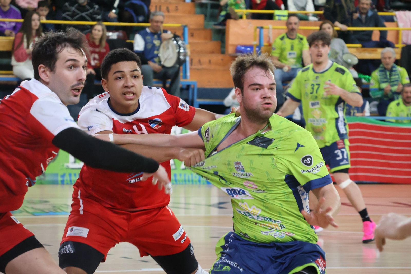 GALERÍA | Revive el apasionante duelo entre el Balonmano Zamora y el Ciudad de Santander