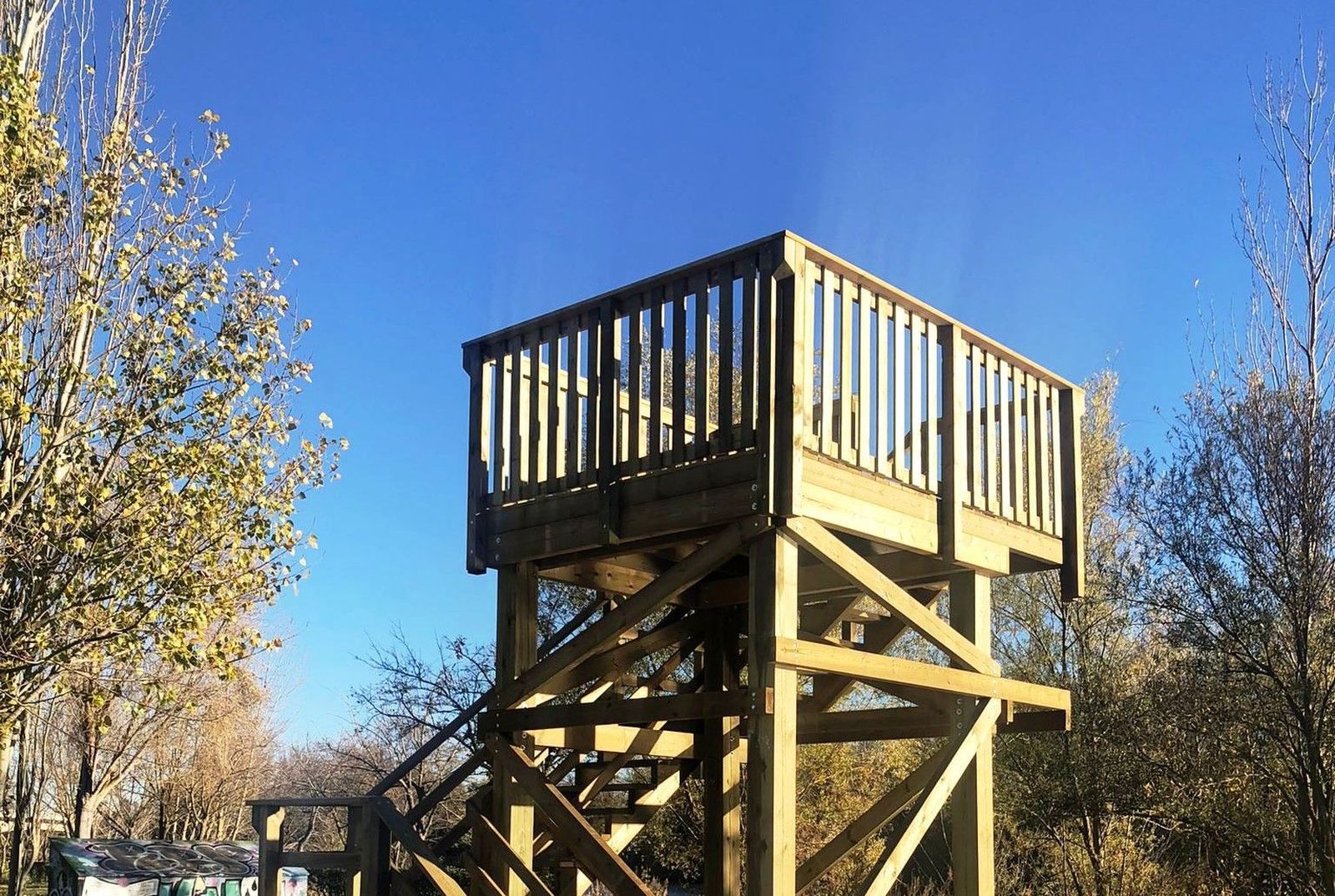 Plataforma para la observación de aves y naturaleza en el parque de Olivares