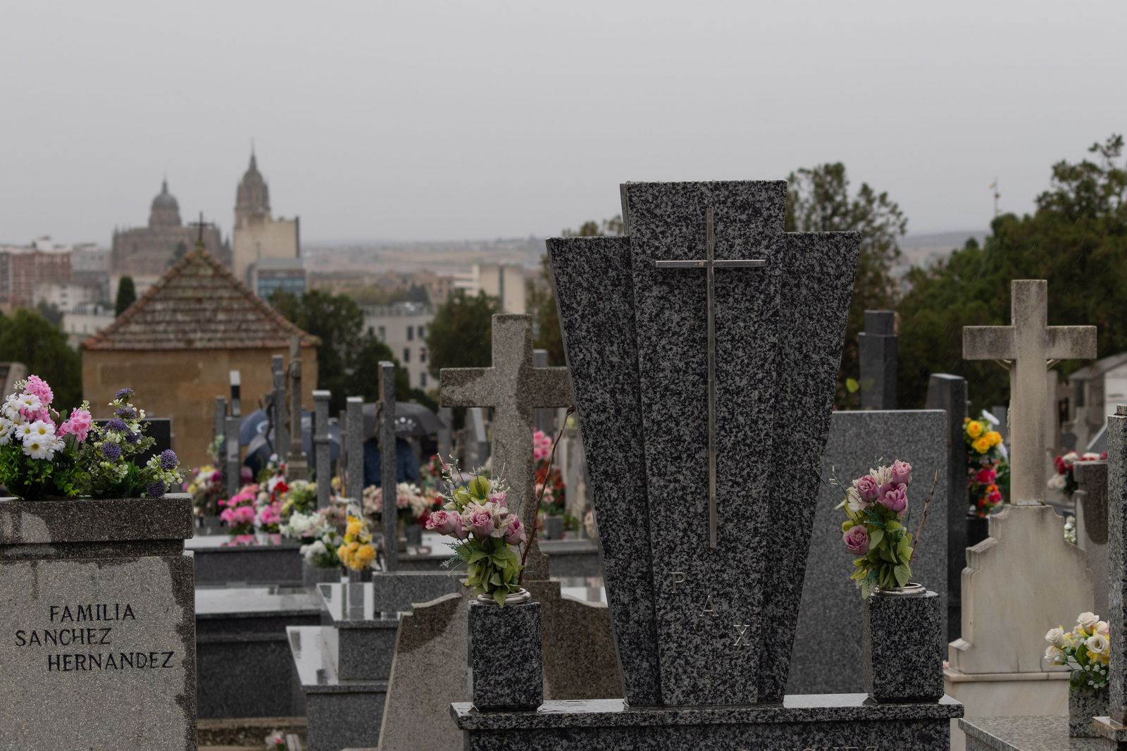 Lluviosa mañana de todos los santos en el Cementerio San Carlos Borromeo de Salamanca