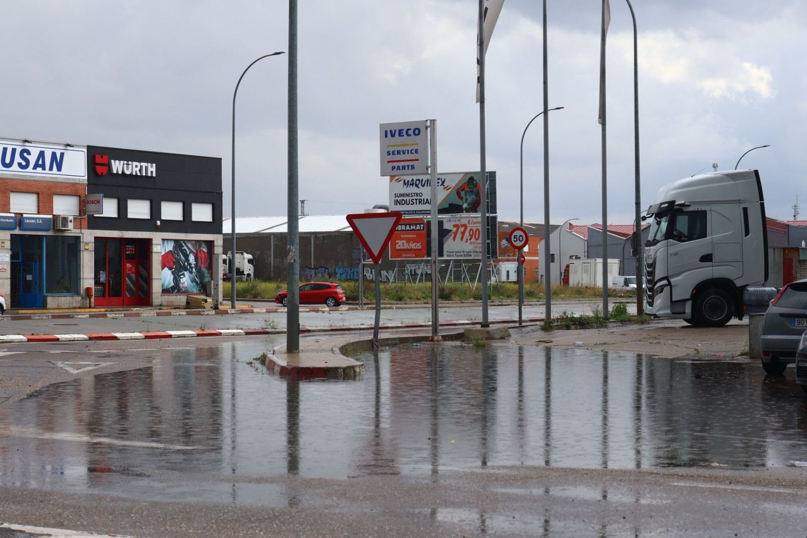 Grandes balsas de agua anegan parte del polígono de los Villares tras la tormenta