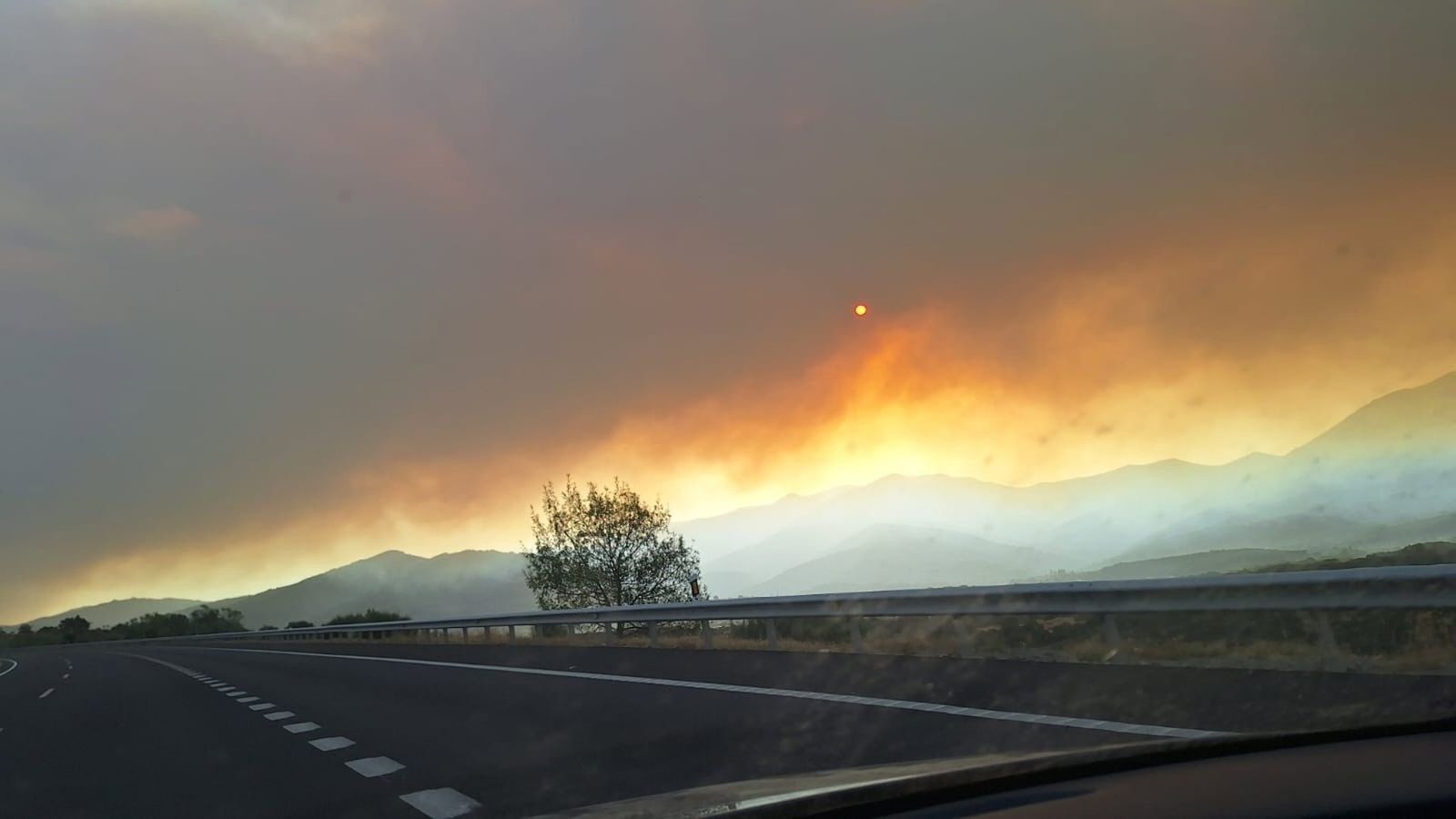 Instantánea tomada en carretera en la frontera entre Cáceres y Salamanca con motivo del incendio de Jarilla