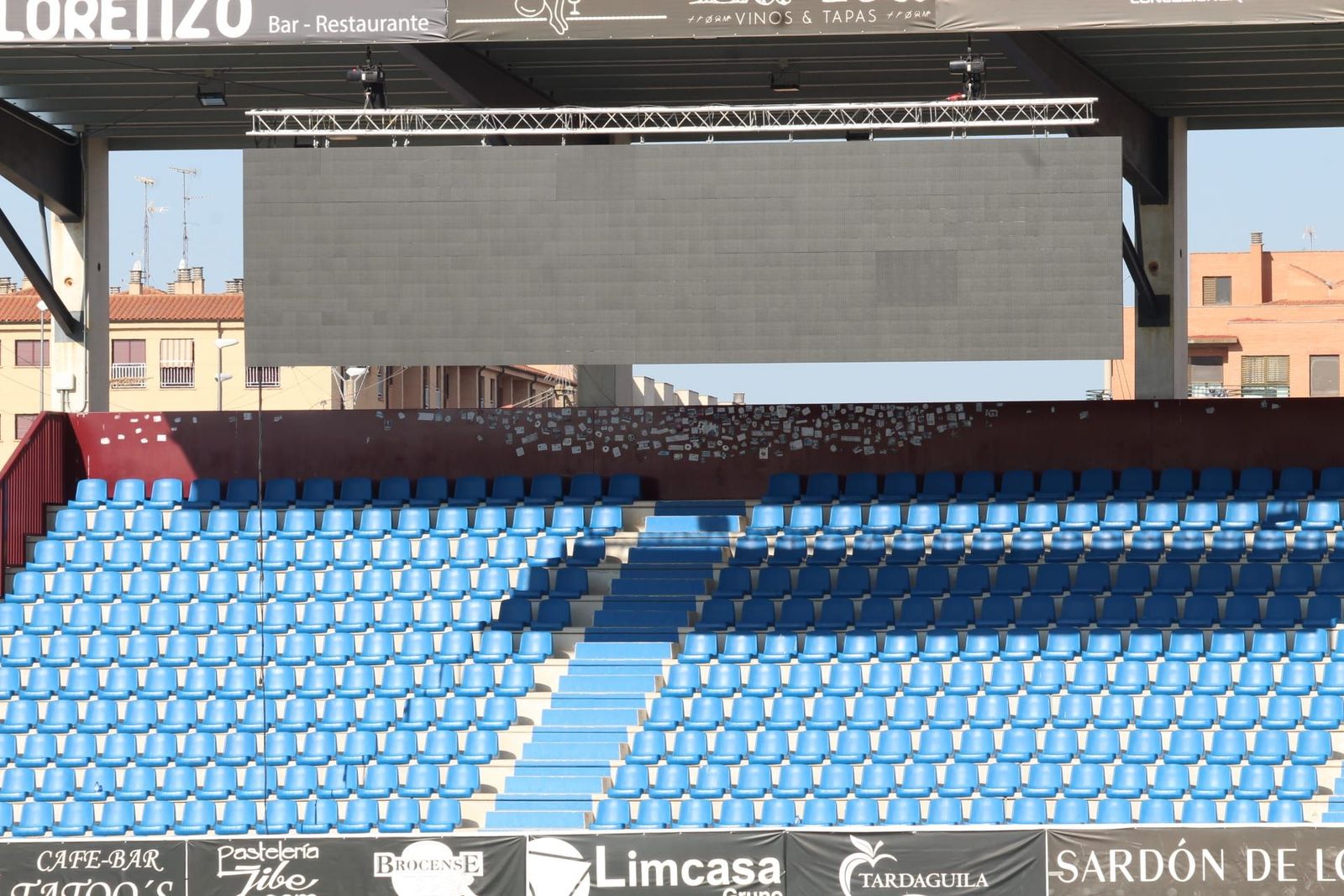 instalacio-n-del-videomarcador-nuevo-en-el-fondo-grande-del-reina-sofi-a-foto-carlos-herna-ndez