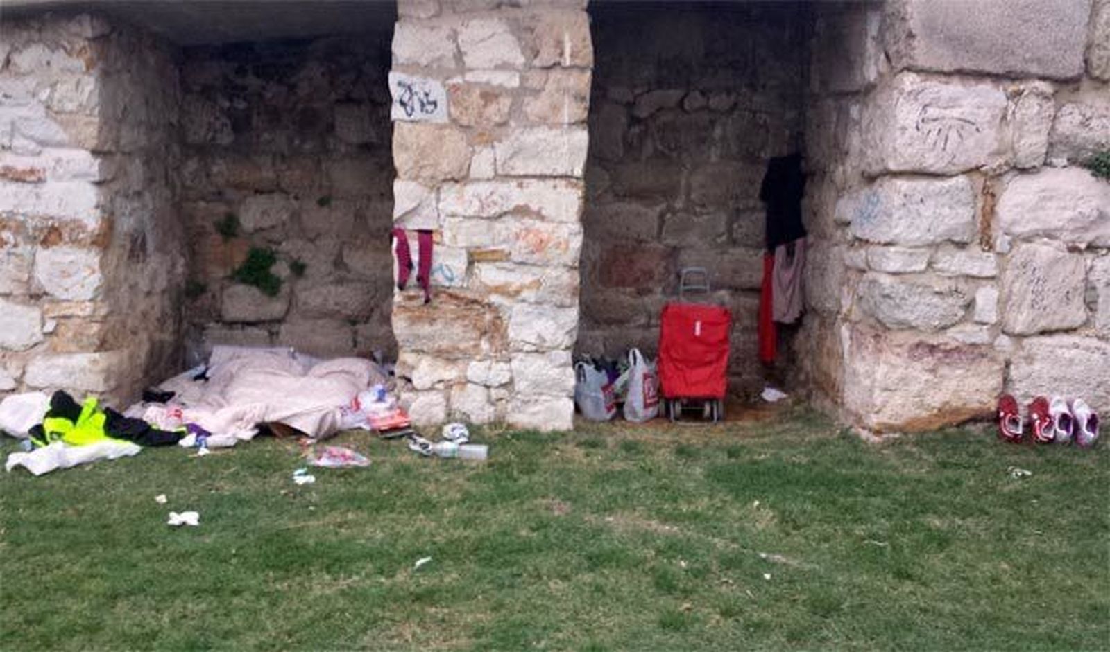 UPL pide que los servicios sociales atiendan a una pareja que vive en el puente de piedra