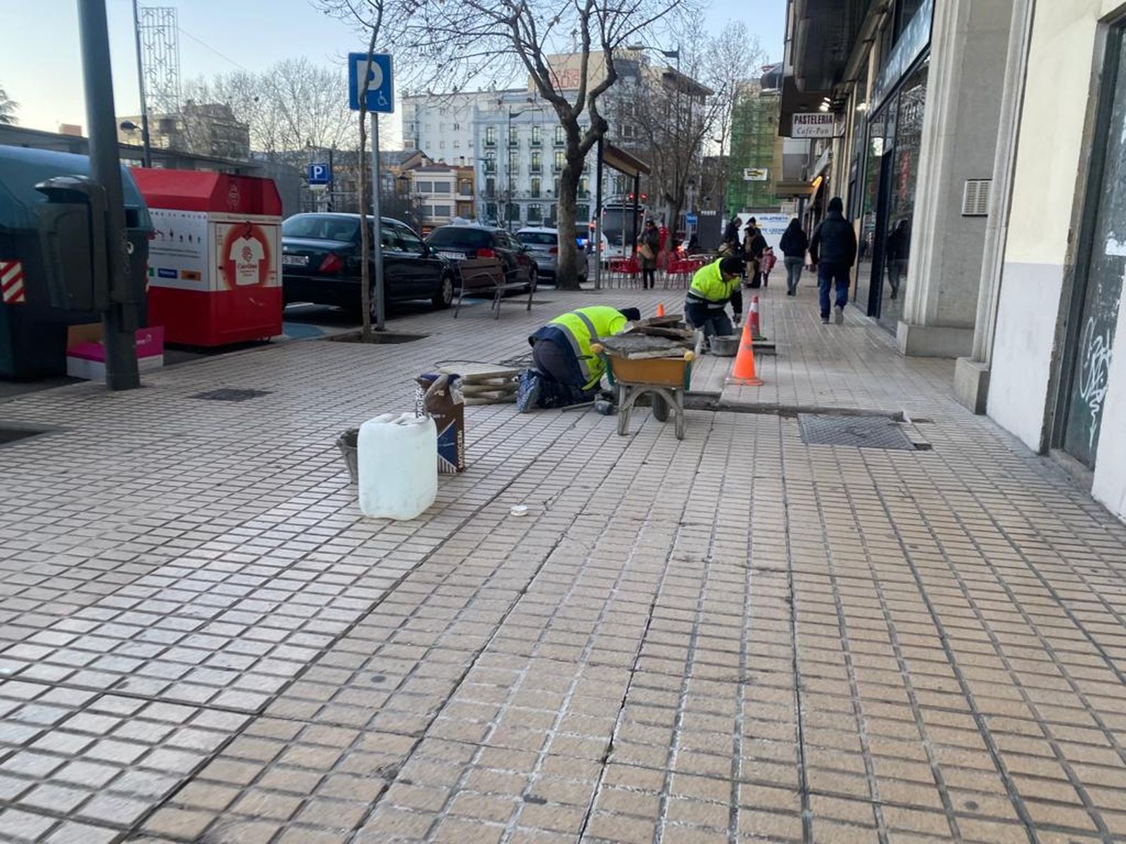 Imagen de dos obreros trabajando en Zamora Foto M.L