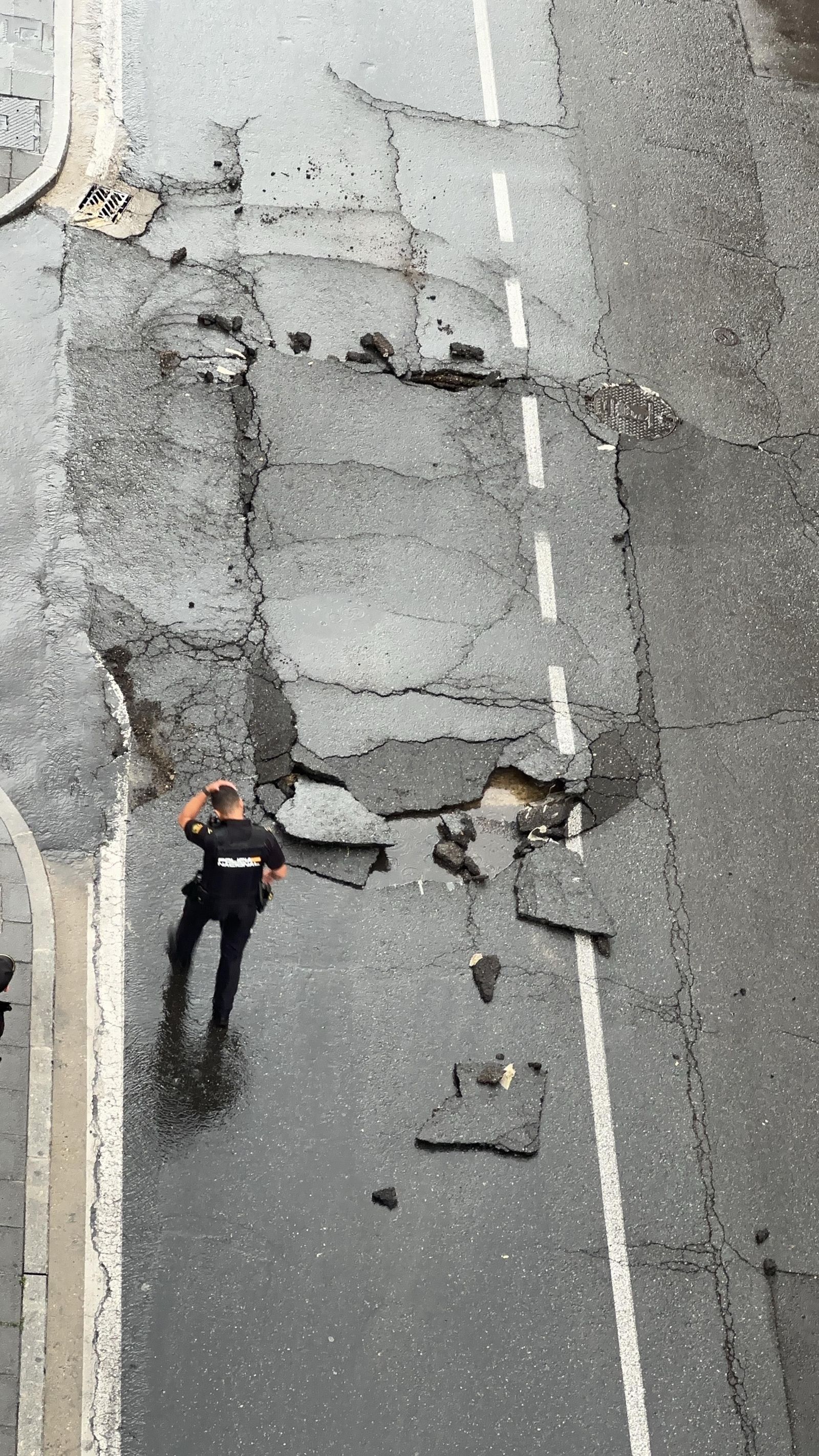 Socavón generado en el Camino de las Aguas a consecuencia de la tormenta. 
