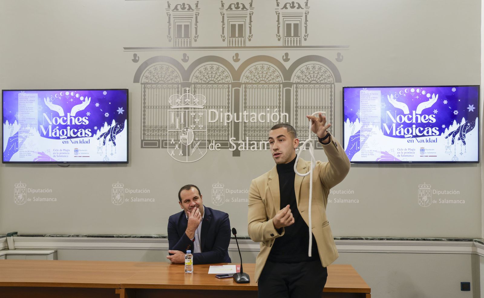 El diputado de cultura, David Mingo, presenta el programa Noches Mágicas en Navidad junto al Mago Cess. David Arranz / ICAL