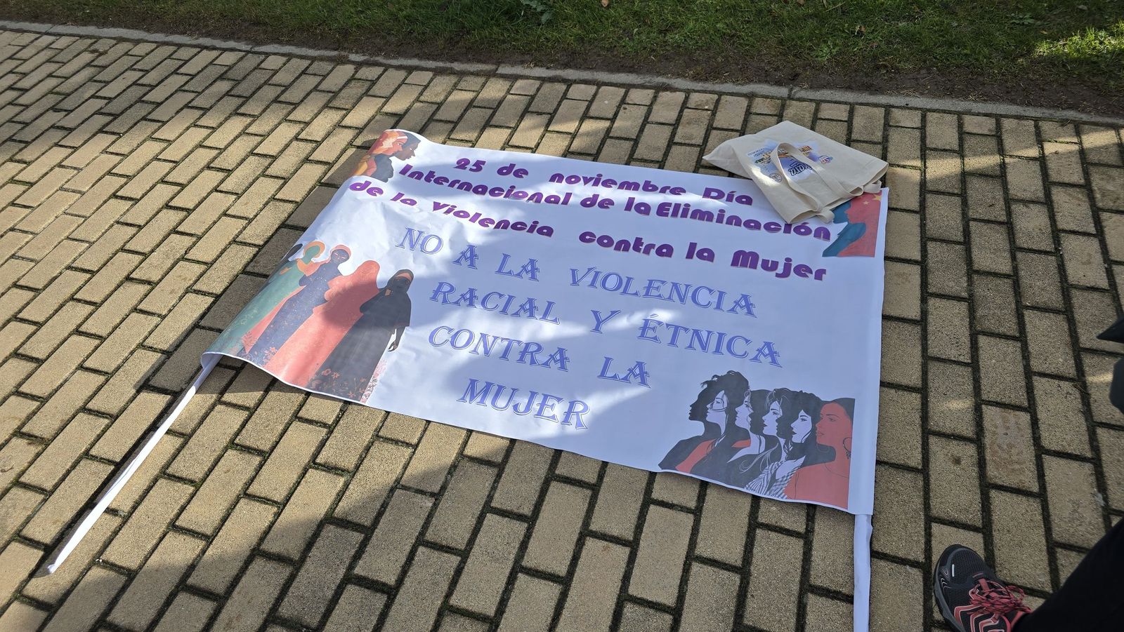 Ofrenda floral y lectura del manifiesto institucional por el Día Contra la Violencia de Género