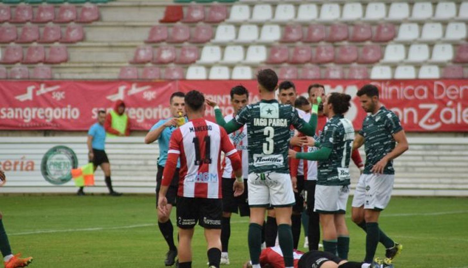 El árbitro expulsa a Iago Parga en el Ruta de la Plata | FOTO MANEL HERNÁNDEZ