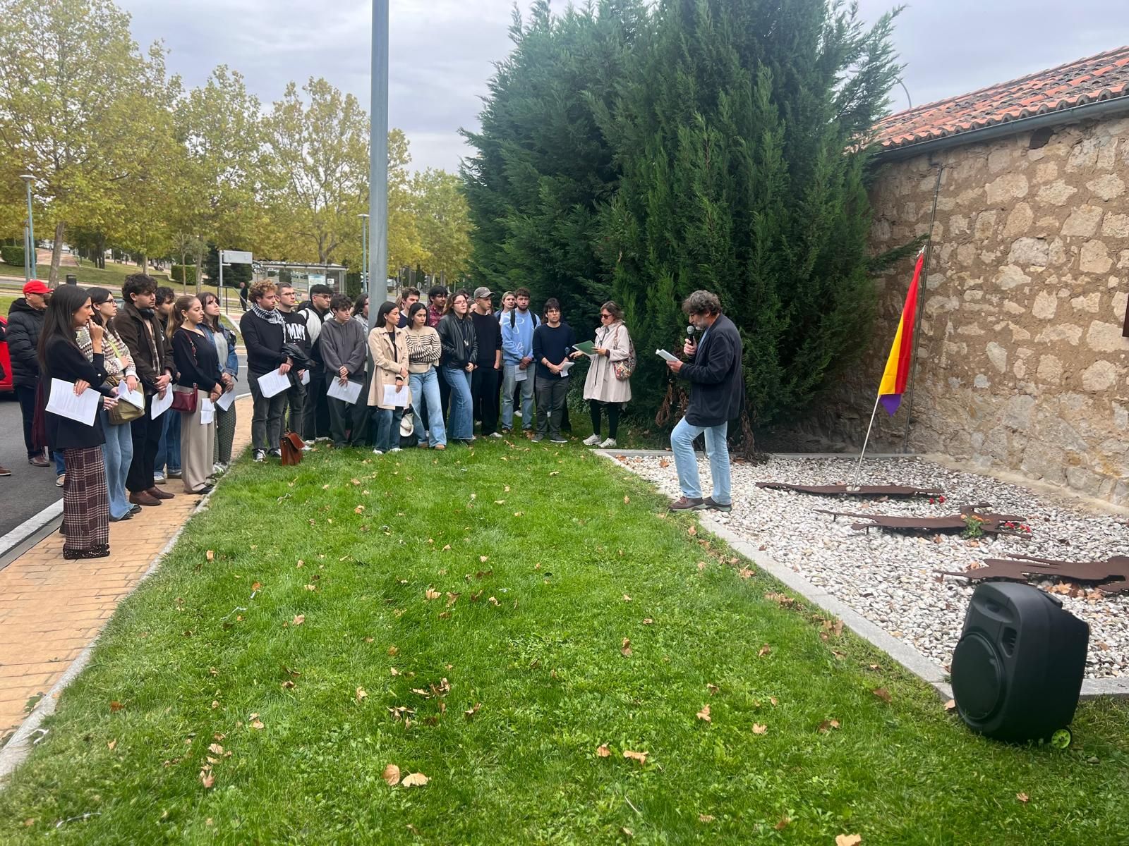 Homenaje en la tapia del cementerio a los 15 fusilados de 1936 en Salamanca