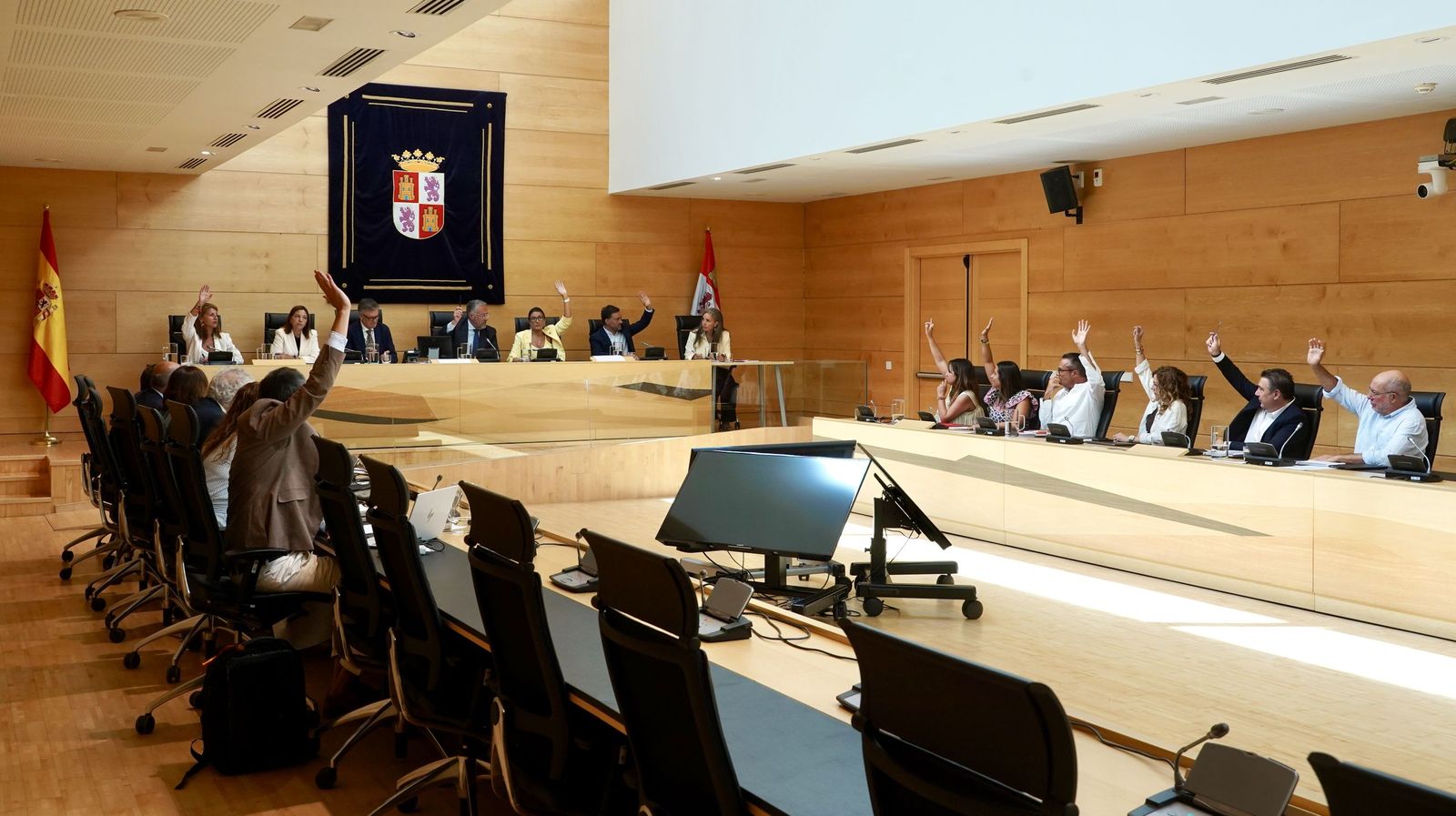 Miriam Chacón / ICAL . Votación a favor del pleno extraordinario para la comparencia del presidente Mañueco en la Diputación Permanente de las Cortes