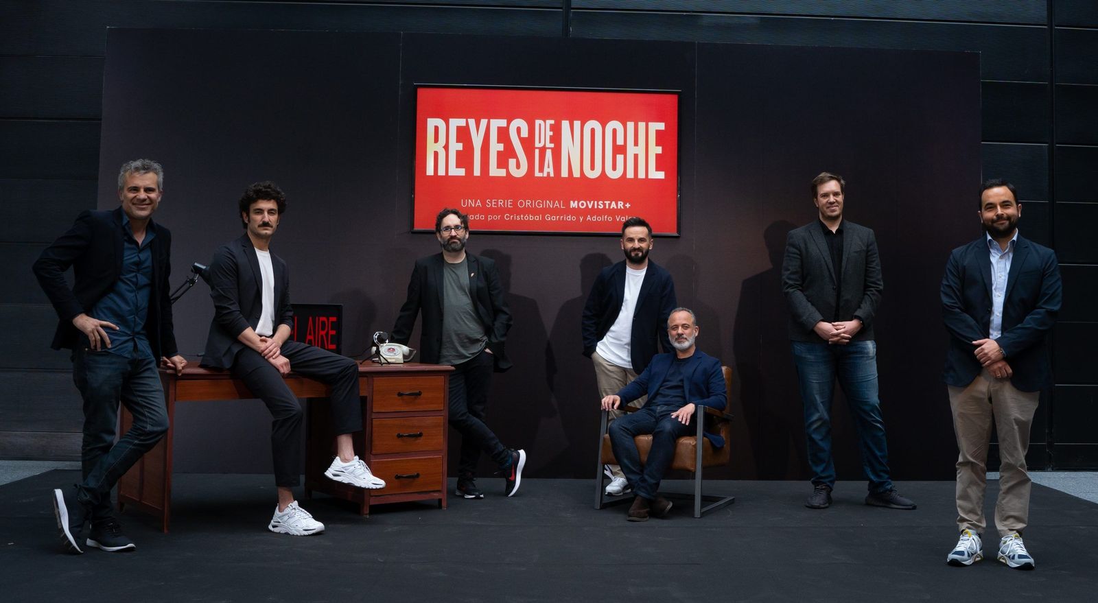 El salmantino Carlos Therón estrena ‘Reyes de la Noche’, la serie ambientada en la edad de oro de la radio deportiva española: “El ego es una parte inherente al periodismo”