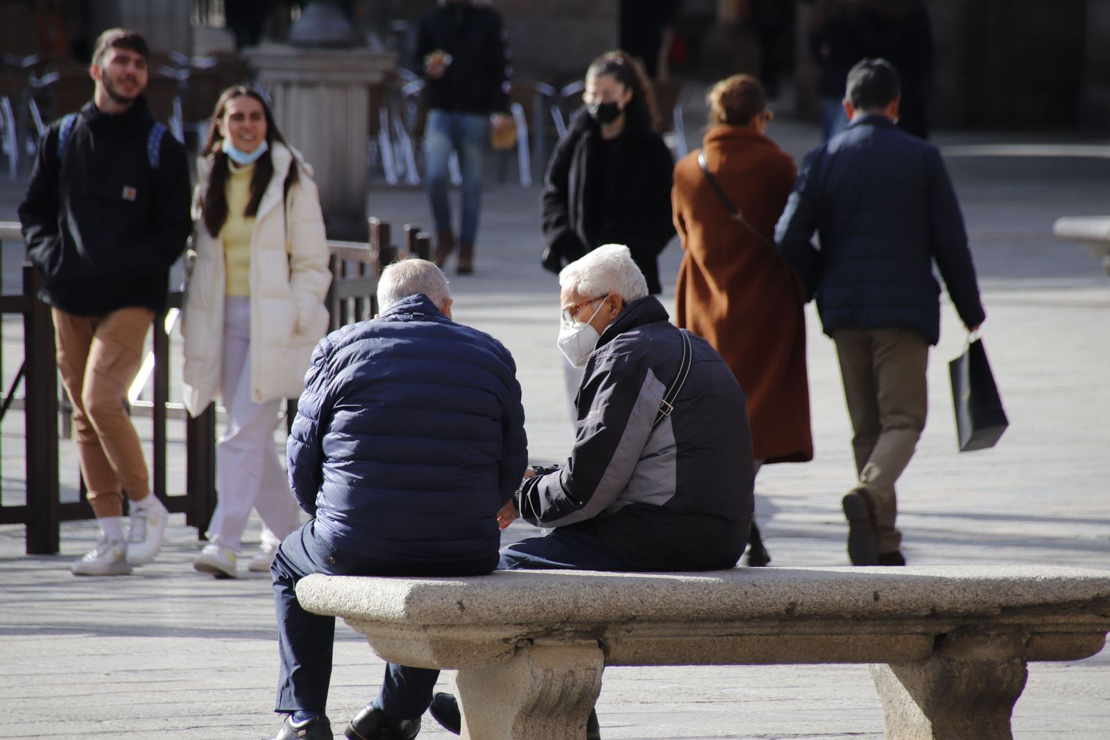Dos hombres conversan en la Plaza Mayor | Foto Andrea
