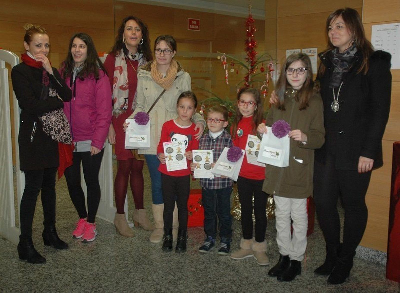 La Biblioteca entrega los tres cheques de 50 euros a los ganadores de la Gymkhana ‘Gourmet’ 
