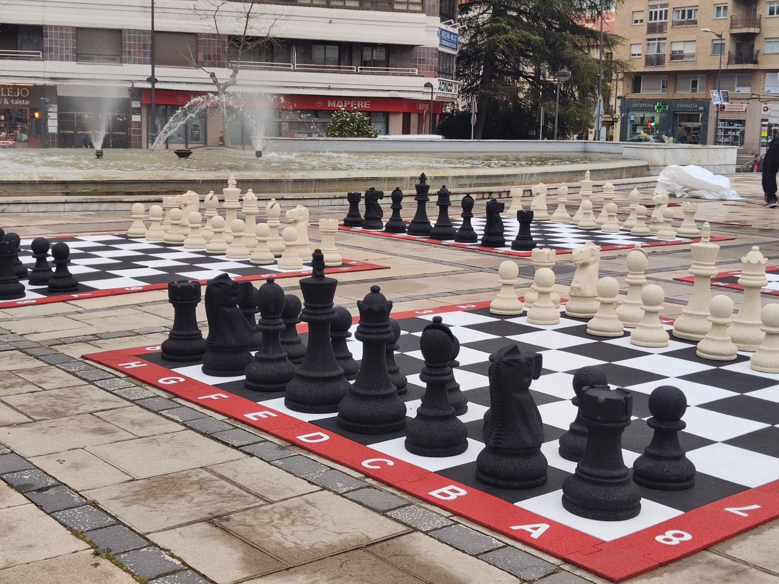 Tablero de ajedrez y piezas en La Marina