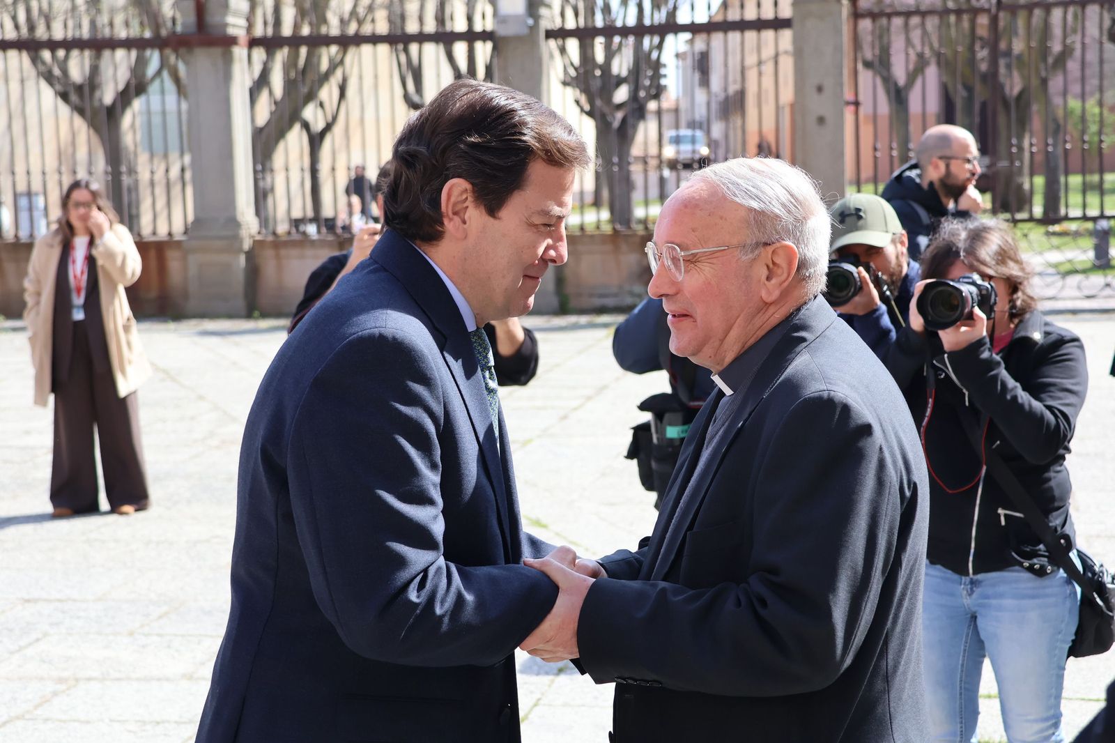 GALERÍA | La visita de Alfonso Fernández Mañueco a la Catedral de Zamora, en imágenes