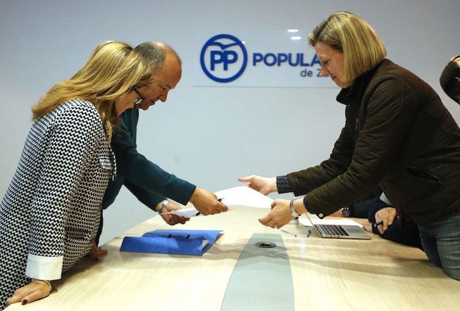 La candidatura de Barrios a la presidencia del PP casi cuadruplica los avales requeridos