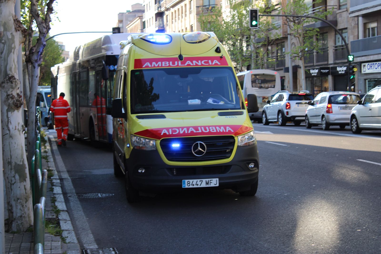 Ambulancia y autobús en incidente sanitario en la Avenida de Mirat