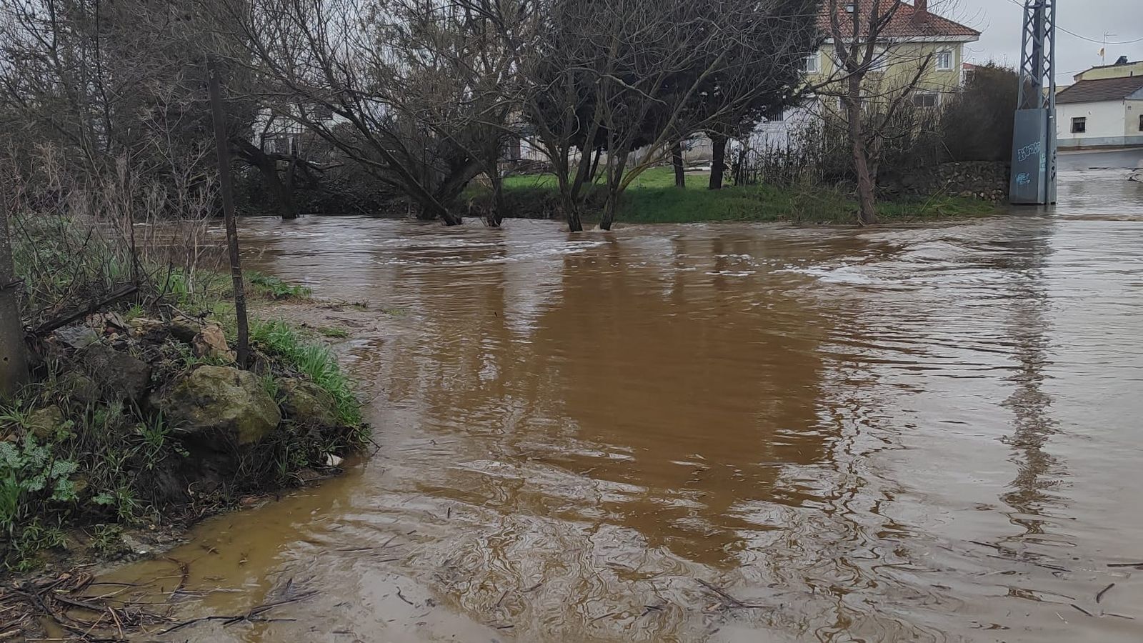 Inundados varios tramos en las carreteras salmantinas