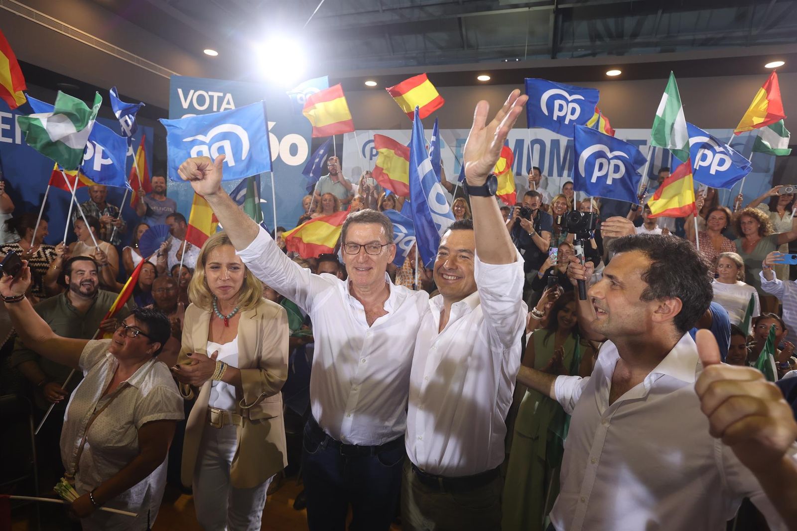 El  líder del Partido Popular, Alberto Núñez Feijóo, y el presidente de la Junta de Andalucía, Juanma Moreno durante un acto de campaña electoral