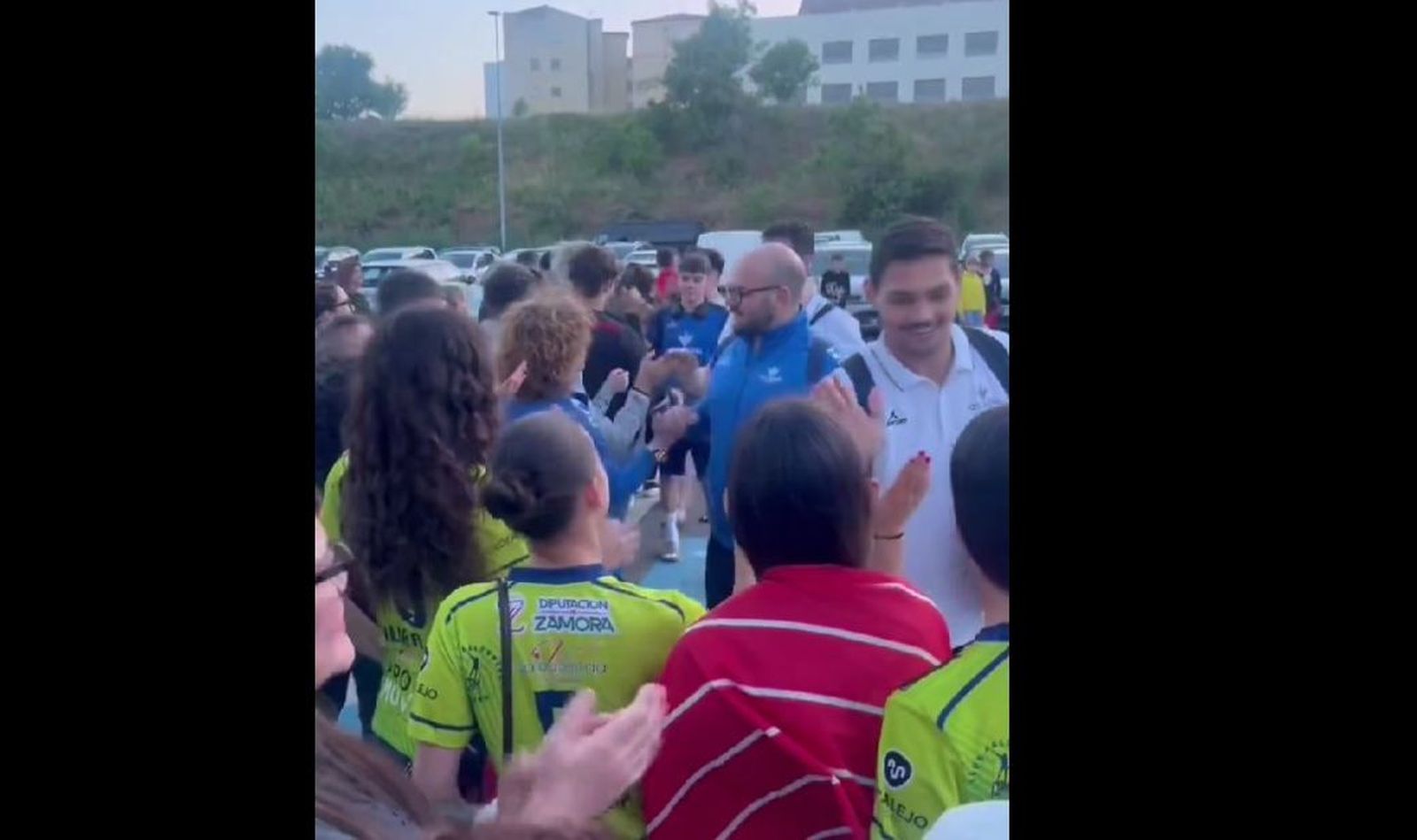 VÍDEO | Derrotados, pero nunca solos: el emotivo recibimiento al Balonmano Zamora tras tres días de lucha