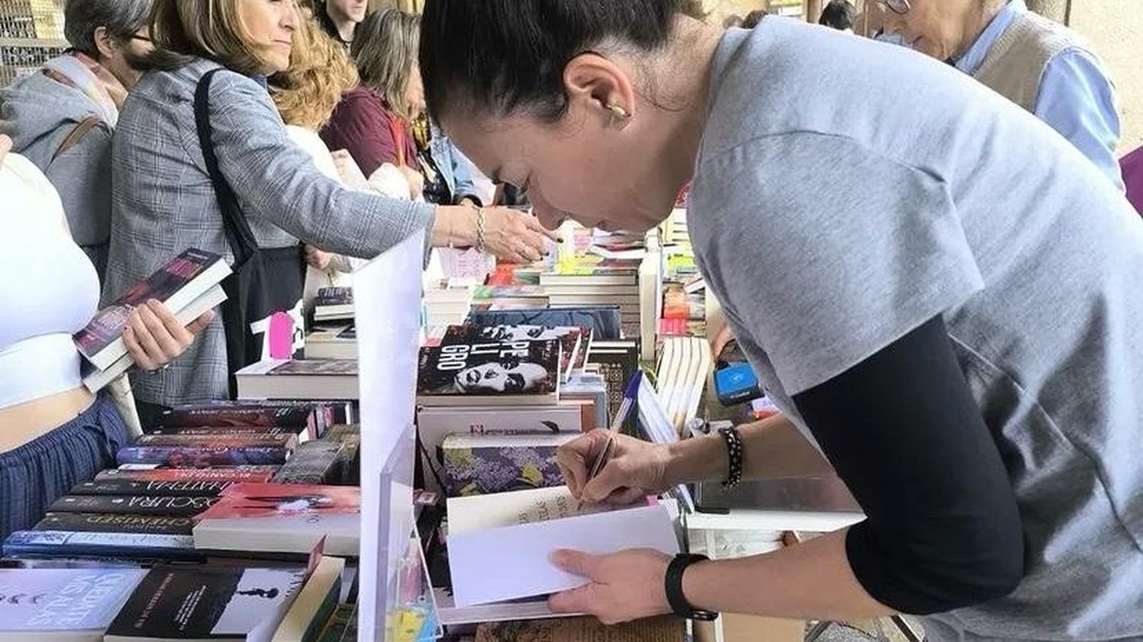 Miriam Herrán de Viu en una firma en la Plaza Mayor de Salamanca