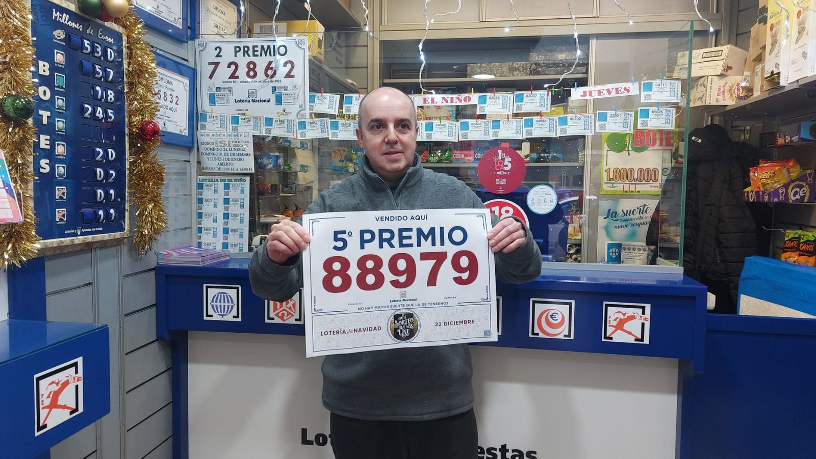 Isidoro Jorge Miguel posa con el número