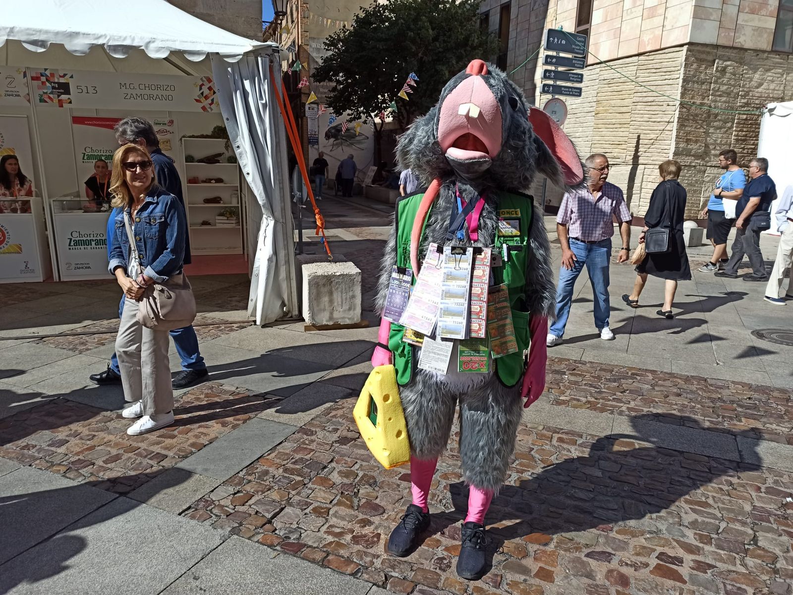 El vendedor de la ONCE vestido de ratón por la feria Fromago