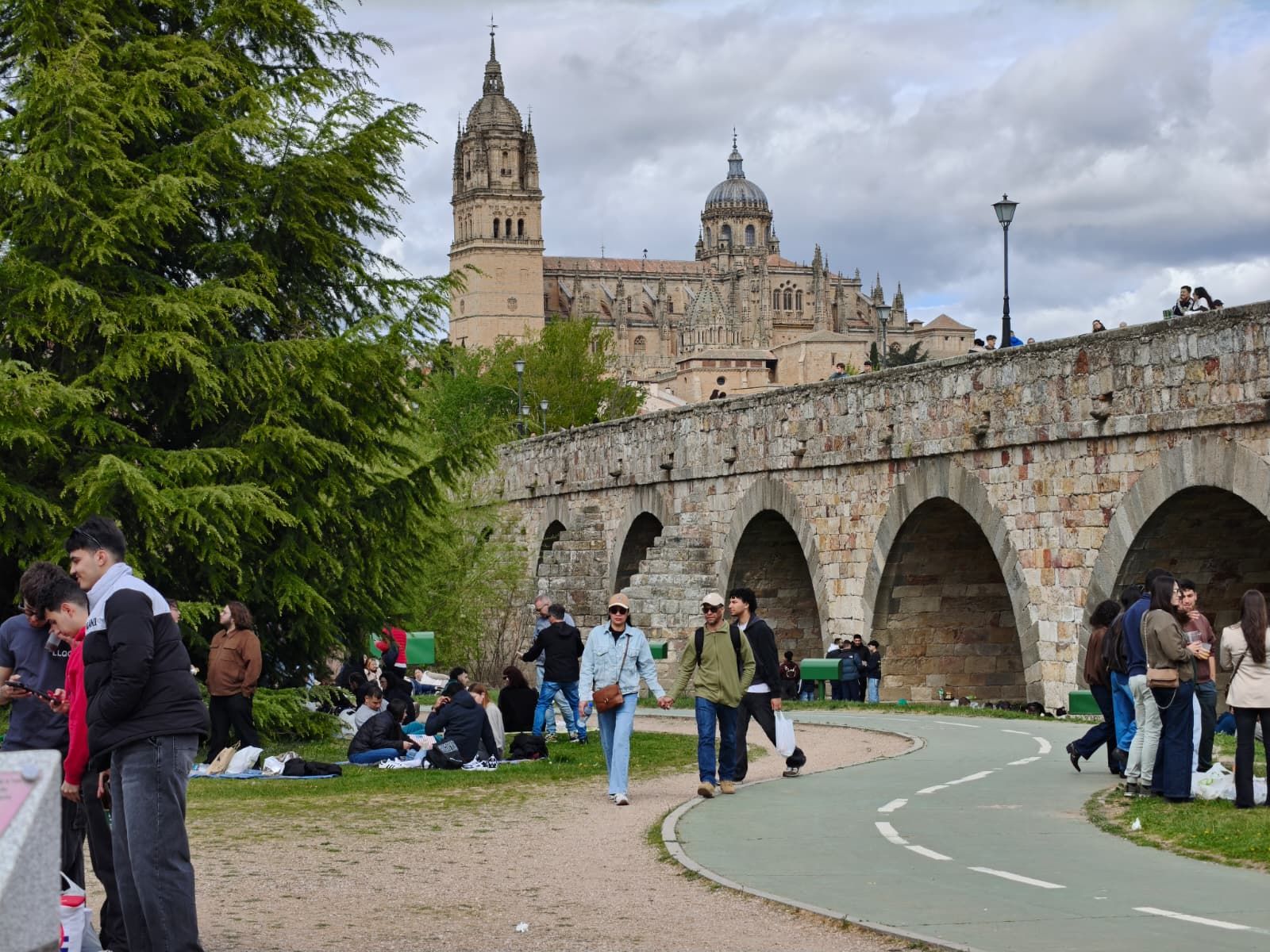Un multitudinario Lunes de Aguas en Salamanca llena la ribera del Tormes