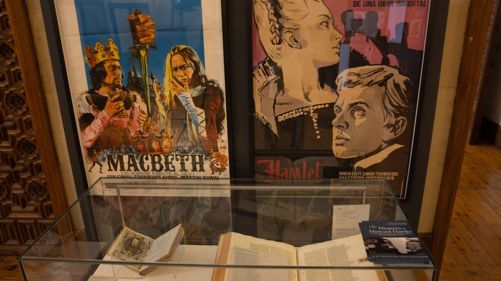 La Universidad de Salamanca inaugura una exposición que explora el universo pop y clásico de Luis Alberto de Cuenca