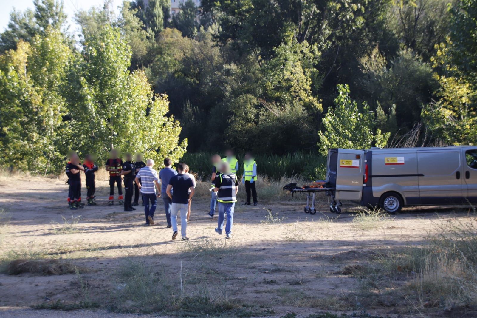 Levantamiento de cadáver en el Puente Romano. Fotos Andrea M.