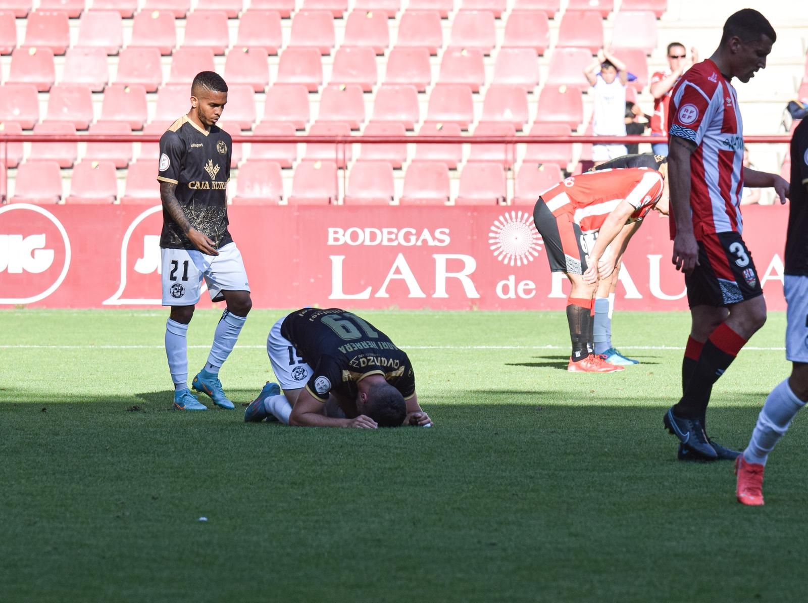 Adri Herrera se lamenta en el suelo tras perder en Las Gaunas