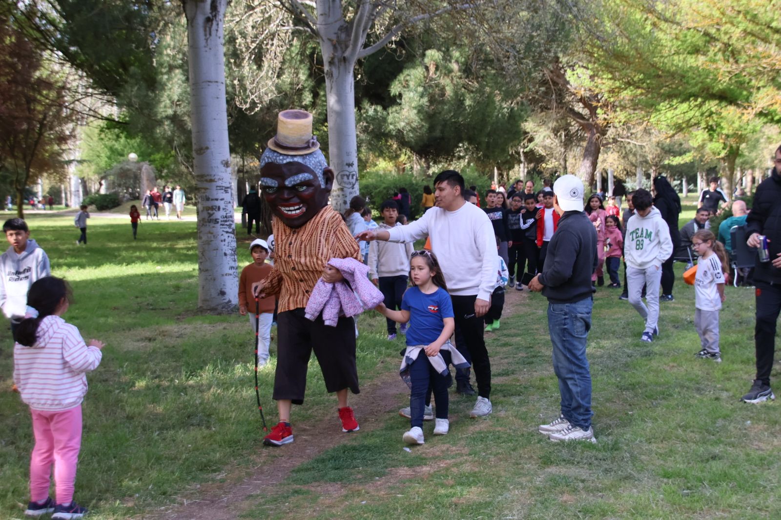 Los gigantes y cabezudos acompañados por la charanga ‘Queloque’s anima el parque de La Aldehuel