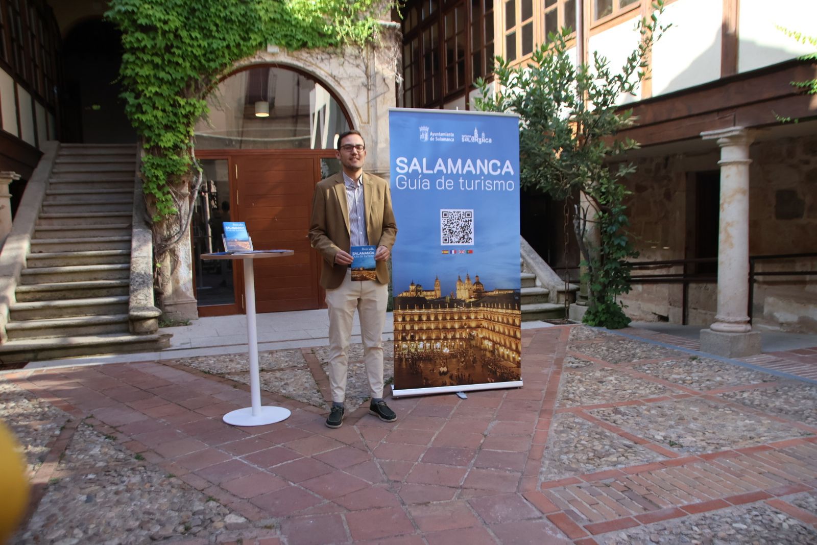El concejal de Turismo, Ángel Fernández, presenta la nueva guía de recepción de recursos turísticos de la ciudad de Salamanca