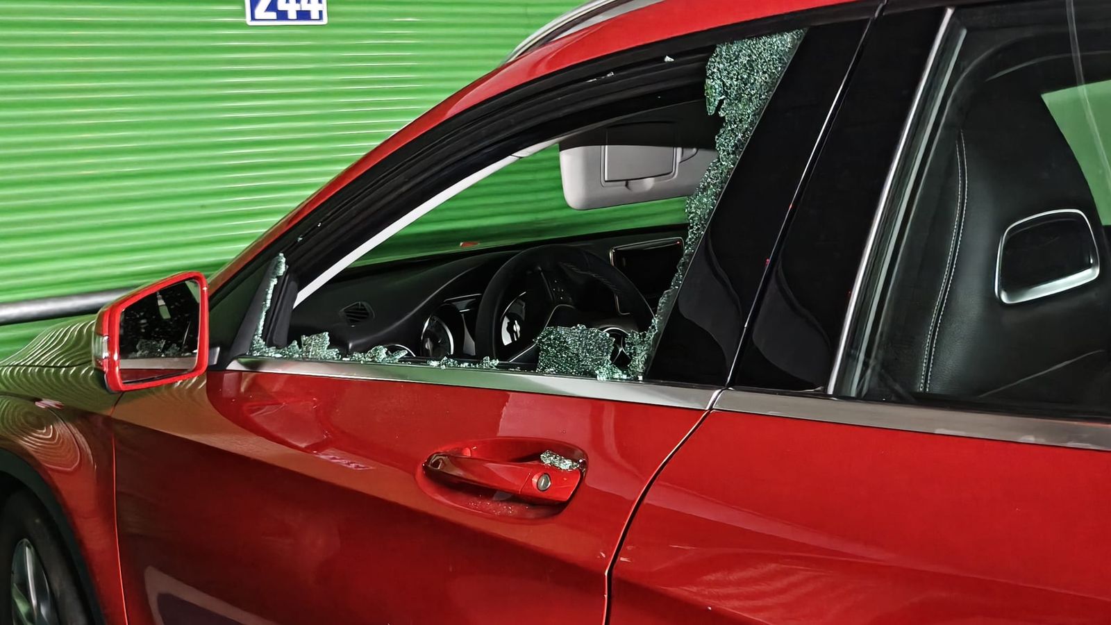 Saquean doce coches de madrugada en el parking de la avenida de Portugal