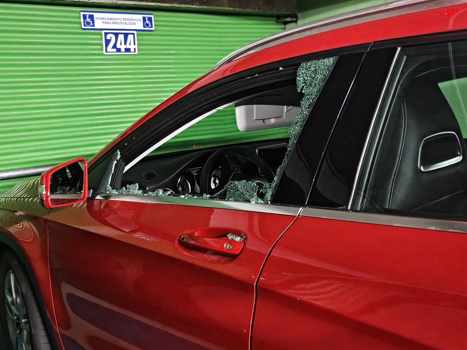 Saquean doce coches de madrugada en el parking de la avenida de Portugal