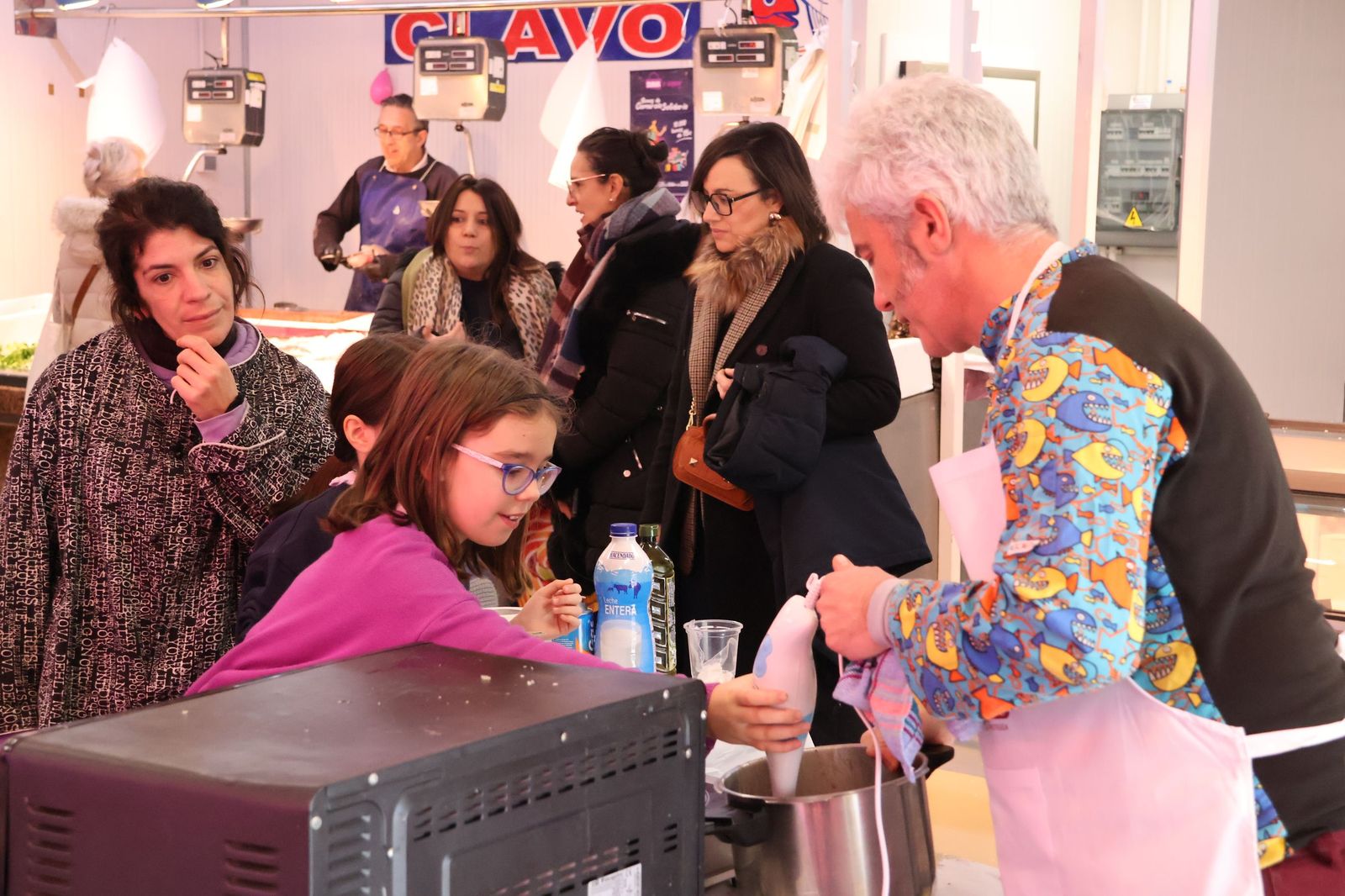 GALERÍA | Los niños descubren la gastronomía local mientras se divierten cocinando