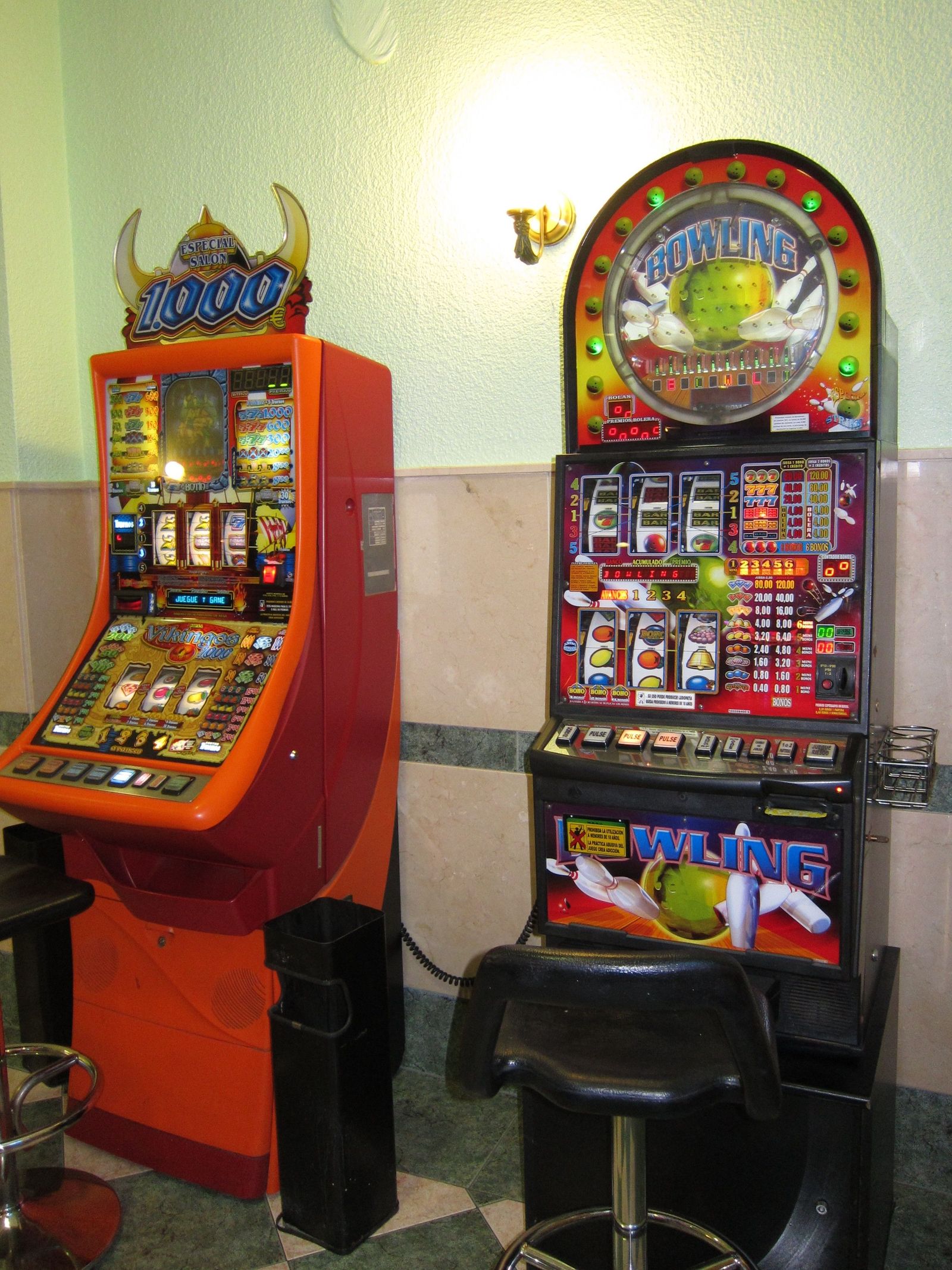 Máquinas Tragaperras, bar, salón de juegos. Archivo.