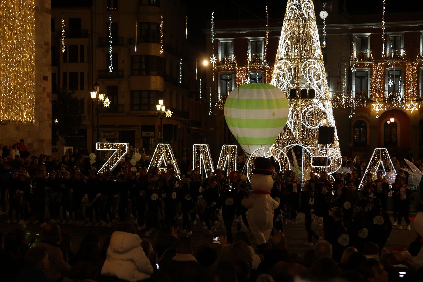 GALERÍA | El animado pasacalles de Escena por el centro de Zamora, en imágenes