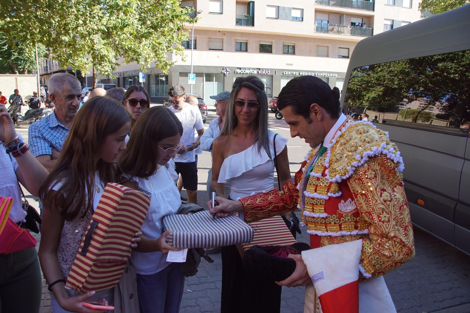 Así ha vivido la afición de La Glorieta el primer cartel de figuras de la feria: imágenes del ambiente en los tendidos y en el patio de cuadrillas