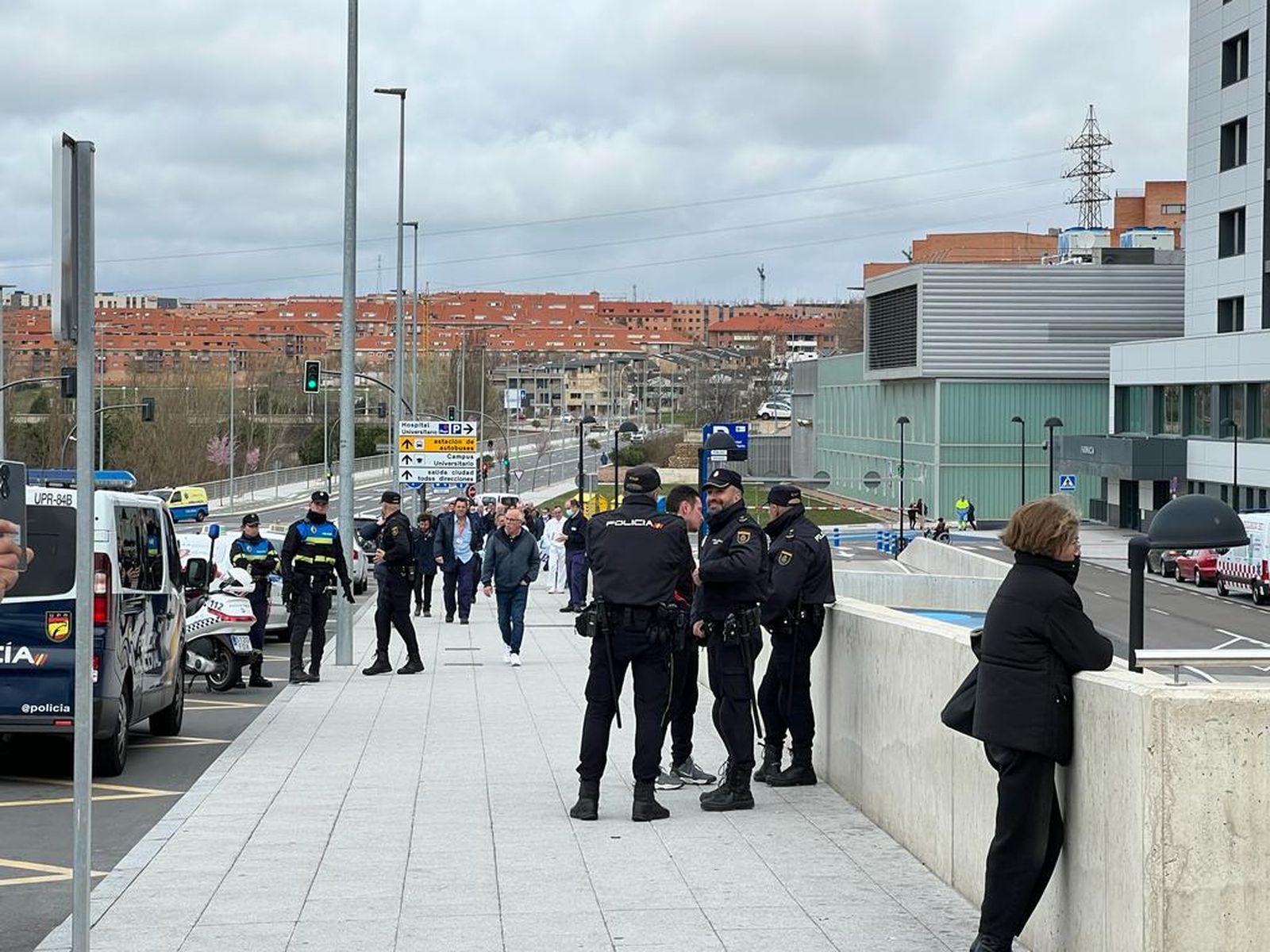 concentracion-de-los-trabajadores-de-mantenimiento-por-la-privatizacion-del-servicio-en-el-hospital-de-salamanca-fotos-s24h-6