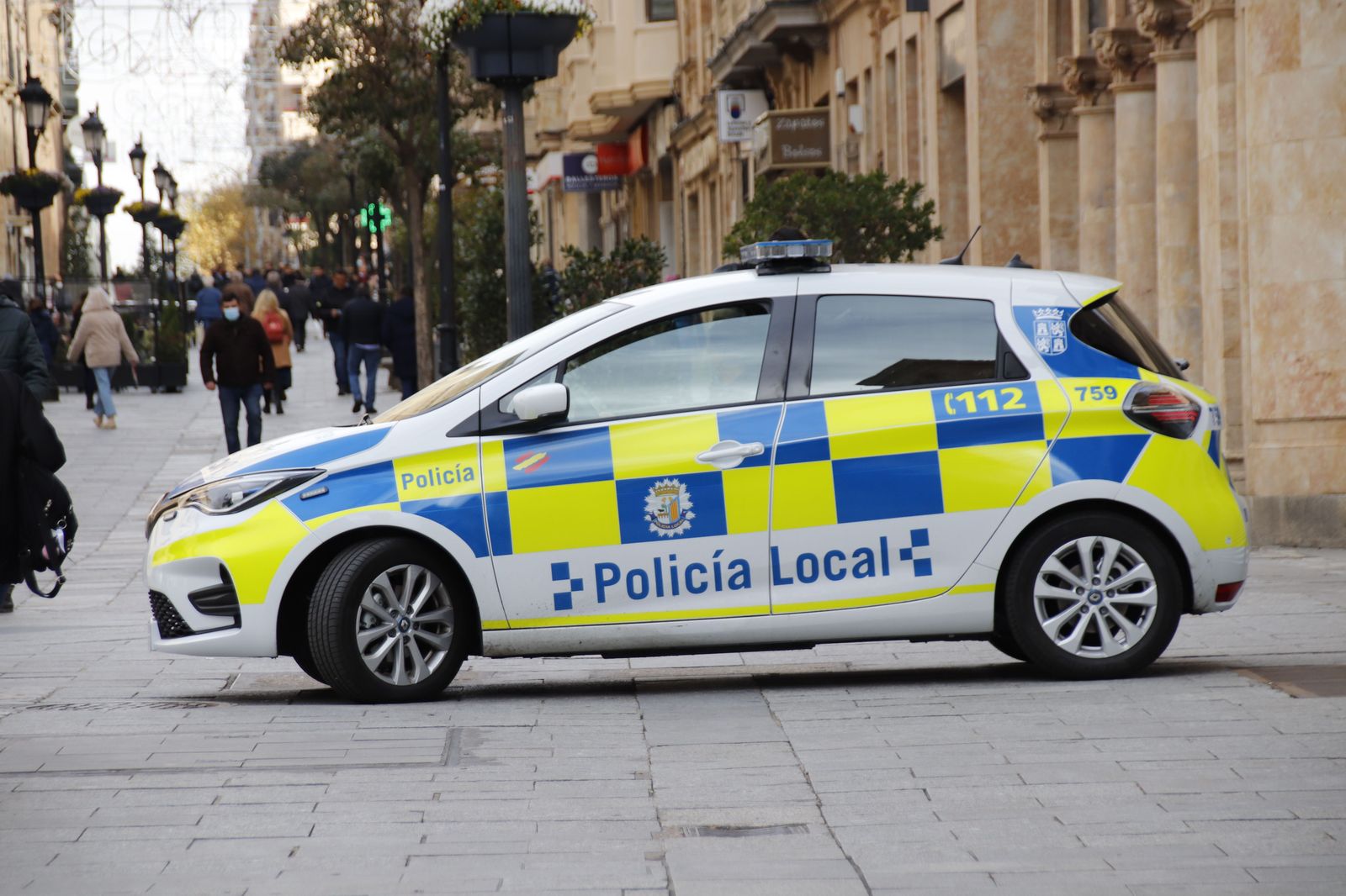 Policía local en la Calle Zamora