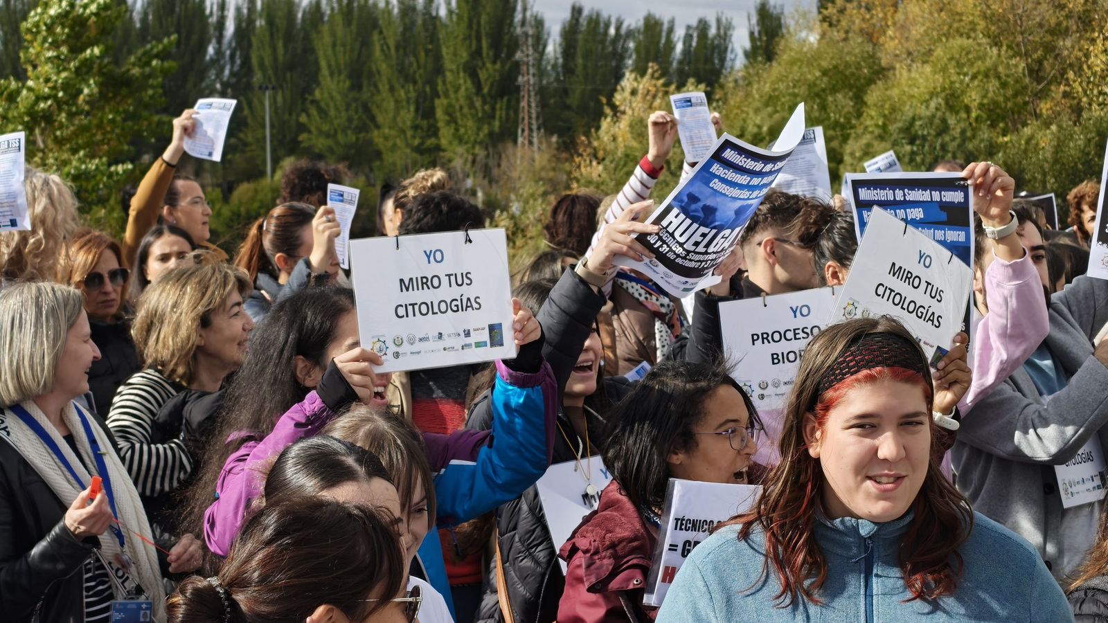 Los técnicos superiores sanitarios protestan a las puertas del hospital de Salamanca