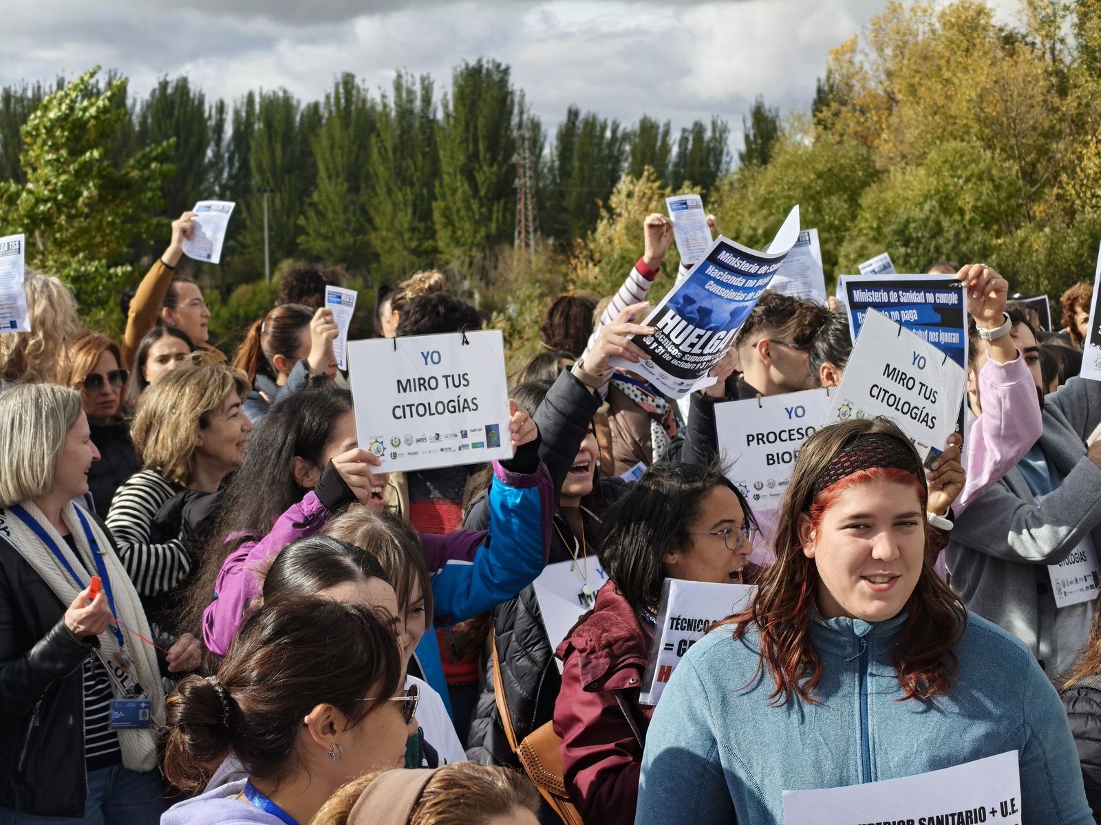 Los técnicos superiores sanitarios protestan a las puertas del hospital de Salamanca