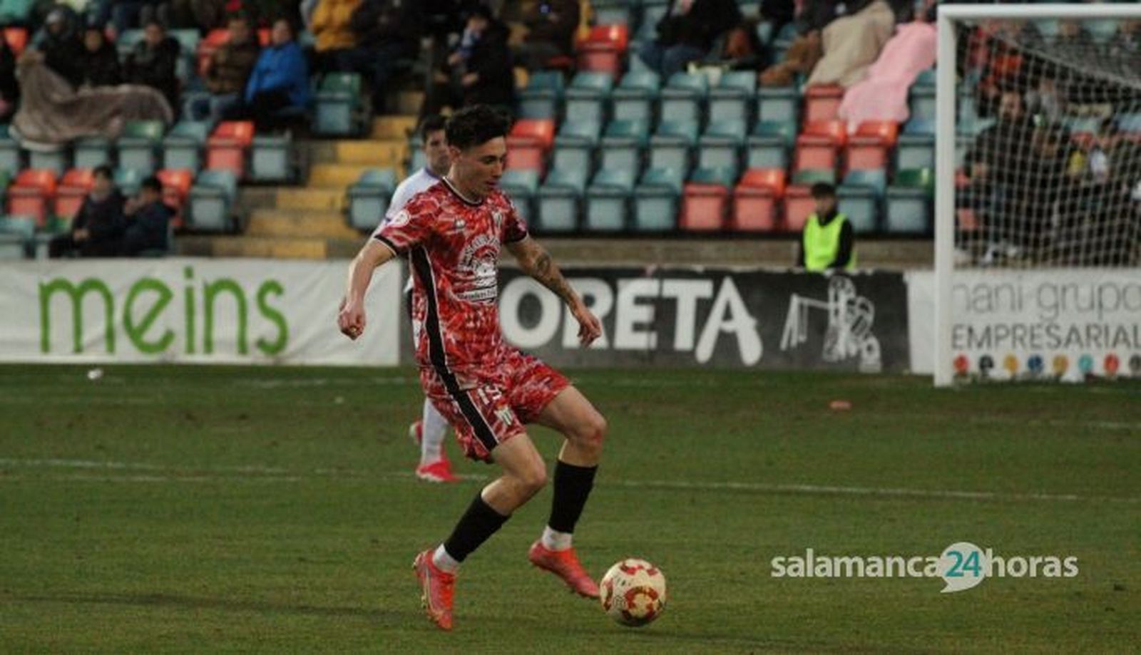 Izan Gutiérrez, jugador del Guijuelo, ante el Salamanca CF UDS | FOTO SALAMANCA24HORAS.COM