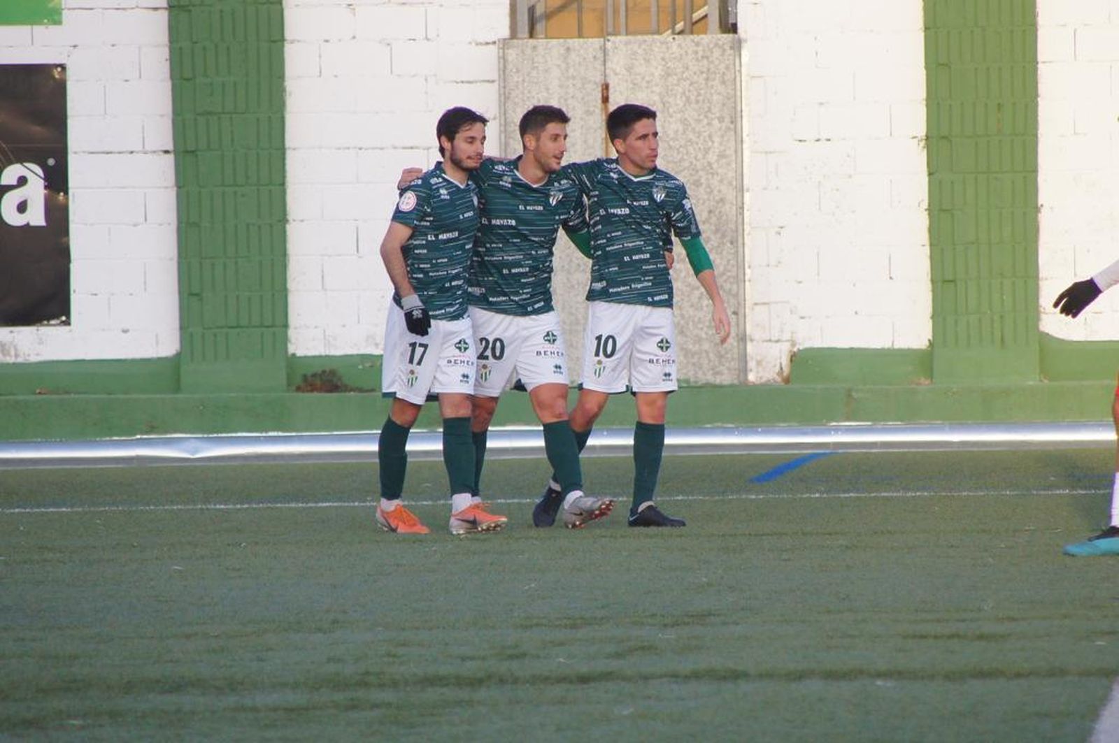 Alvarito, Toti y Cristóbal celebran uno de los goles del Guijuelo / FOTO SALAMANCA24HORAS.COM