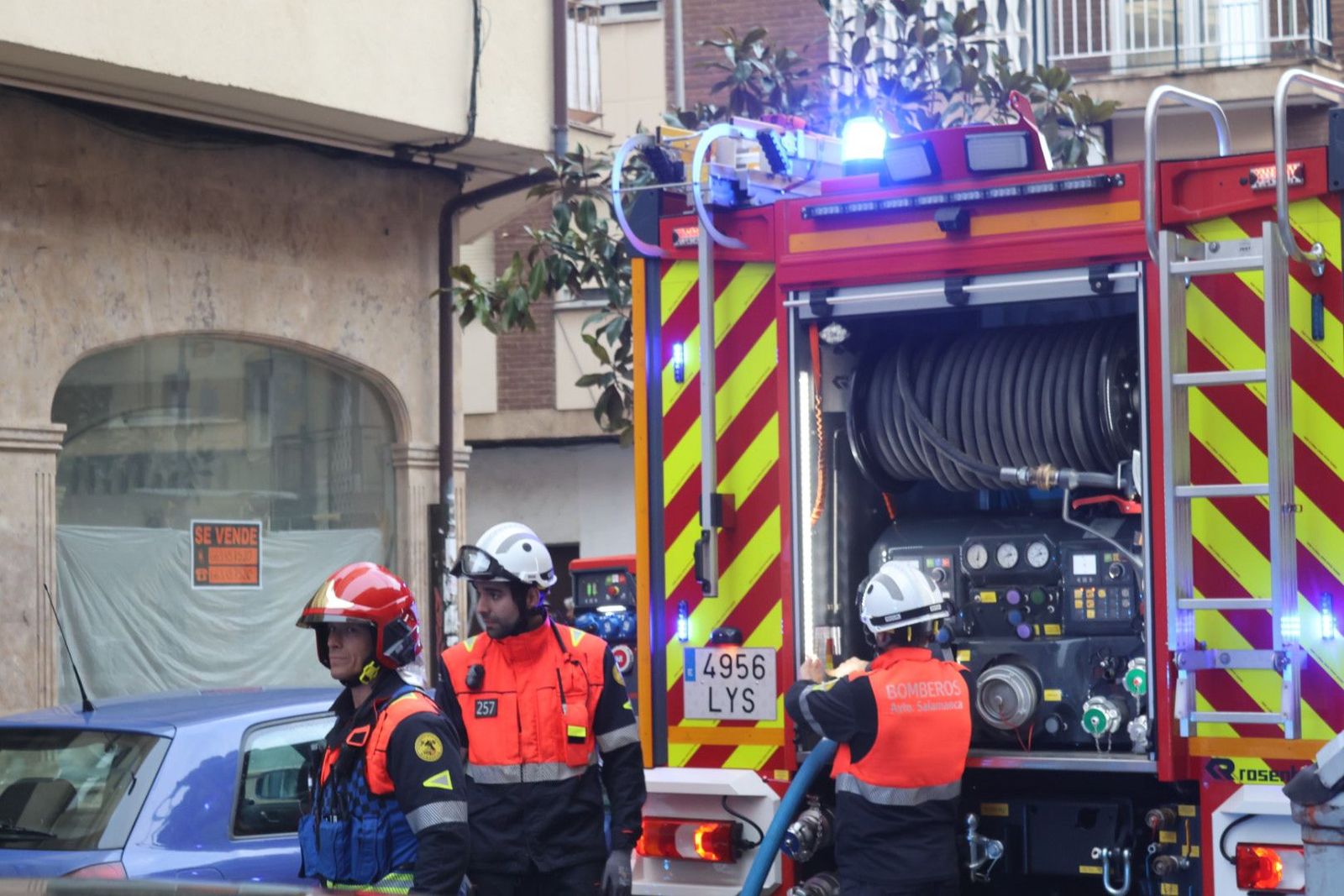 El incendio de un patinete eléctrico provoca el desalojo de un edificio en la calle Bolívar