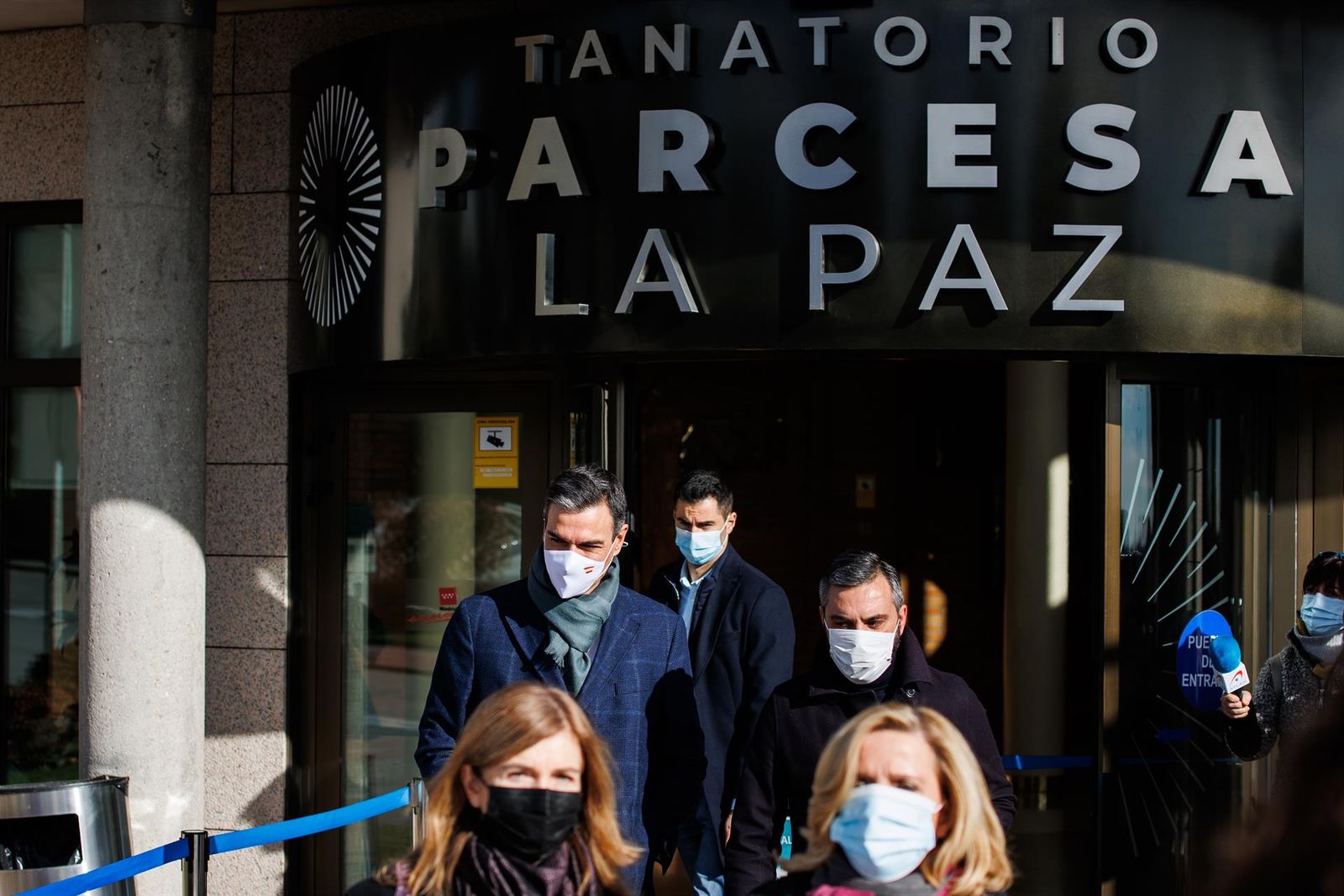 El presidente del Gobierno, Pedro Sánchez, sale del velatorio de Almudena Grandes, en el Tanatorio La Paz, a 28 de noviembre de 2021   Alejandro Martínez Vélez   Europa Press