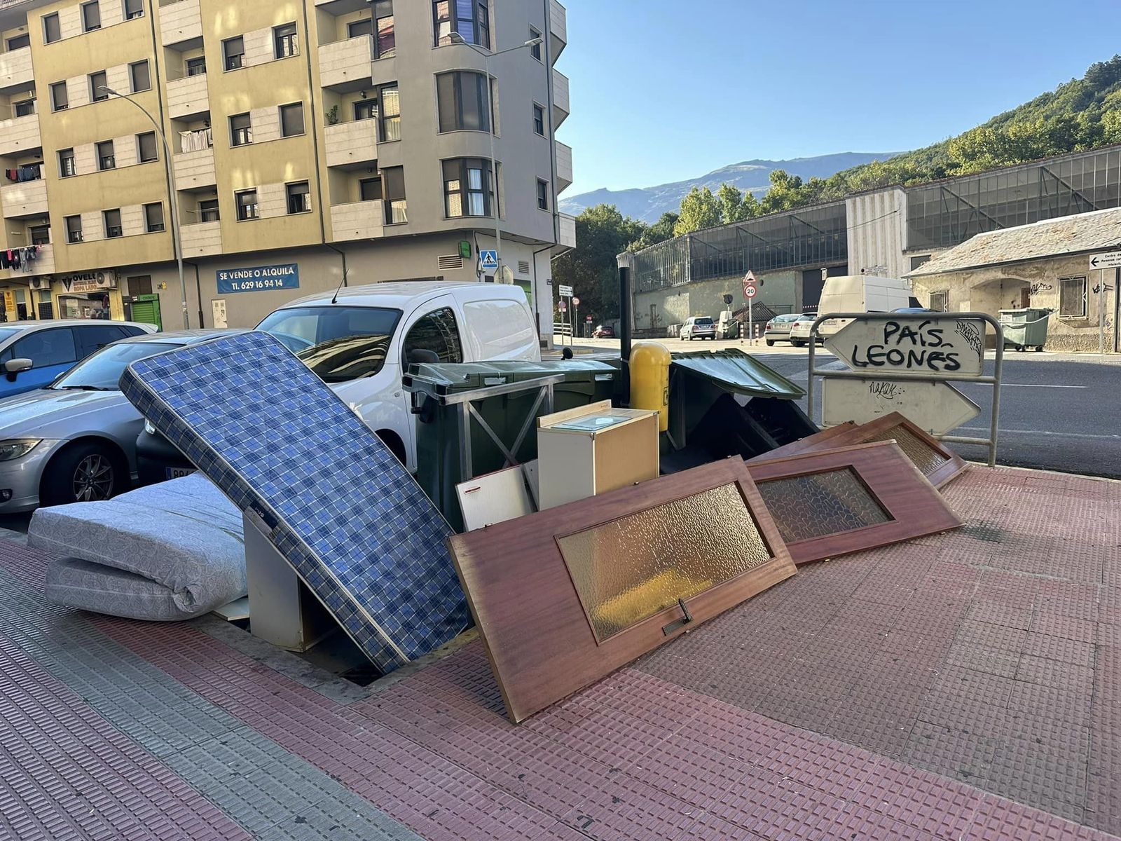 Fotos de enseres depositados en la vía pública en Béjar Fotos de enseres depositados en la vía pública en Béjar